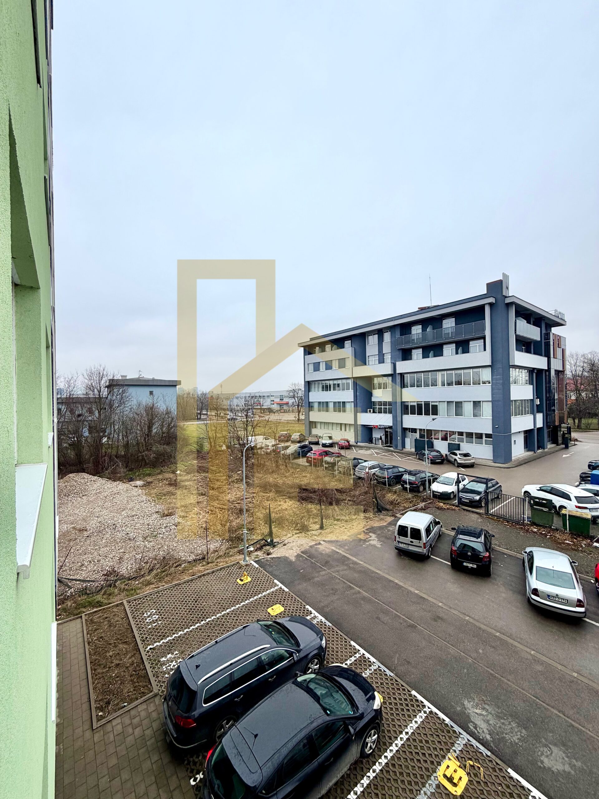 Moderan dvosoban stan sa garažom, naselje Lazarevo slika 21