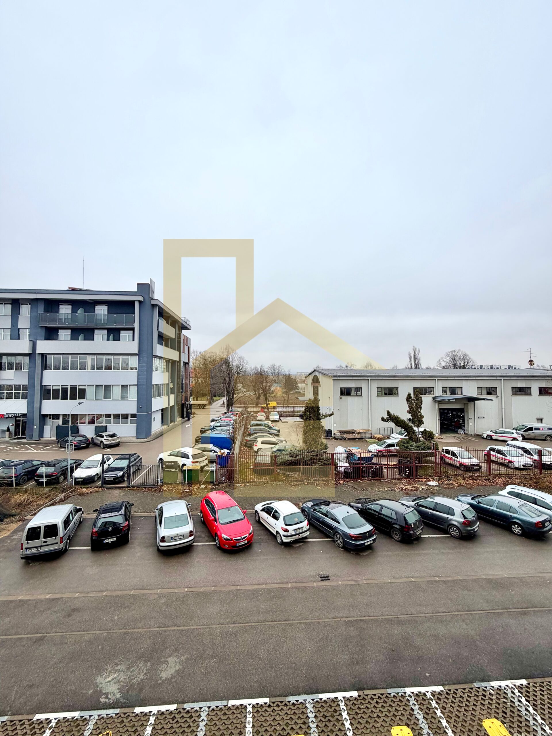 Moderan dvosoban stan sa garažom, naselje Lazarevo slika 24