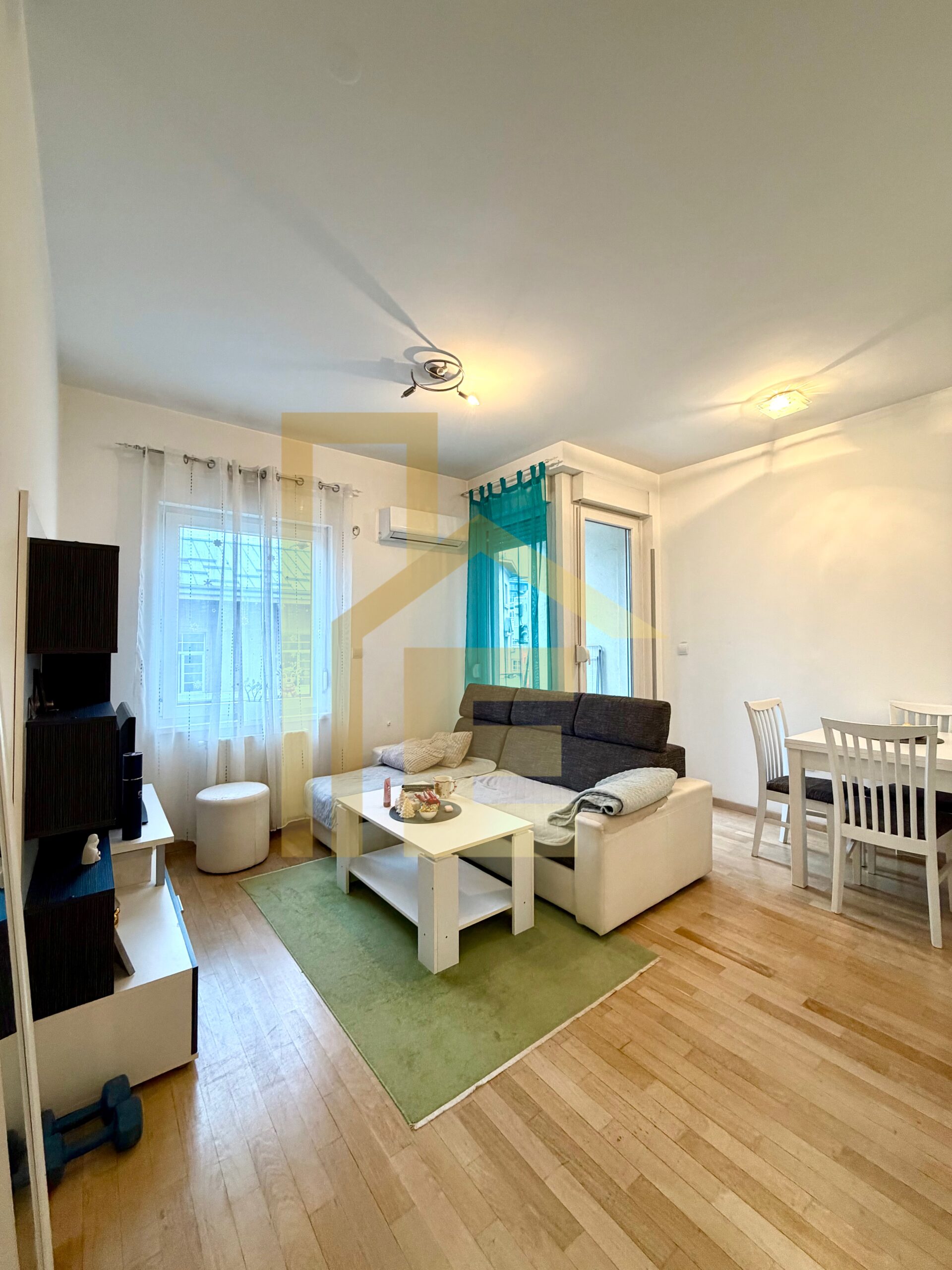 Na prodaju namješten dvosoban stan u srcu grada slika 1