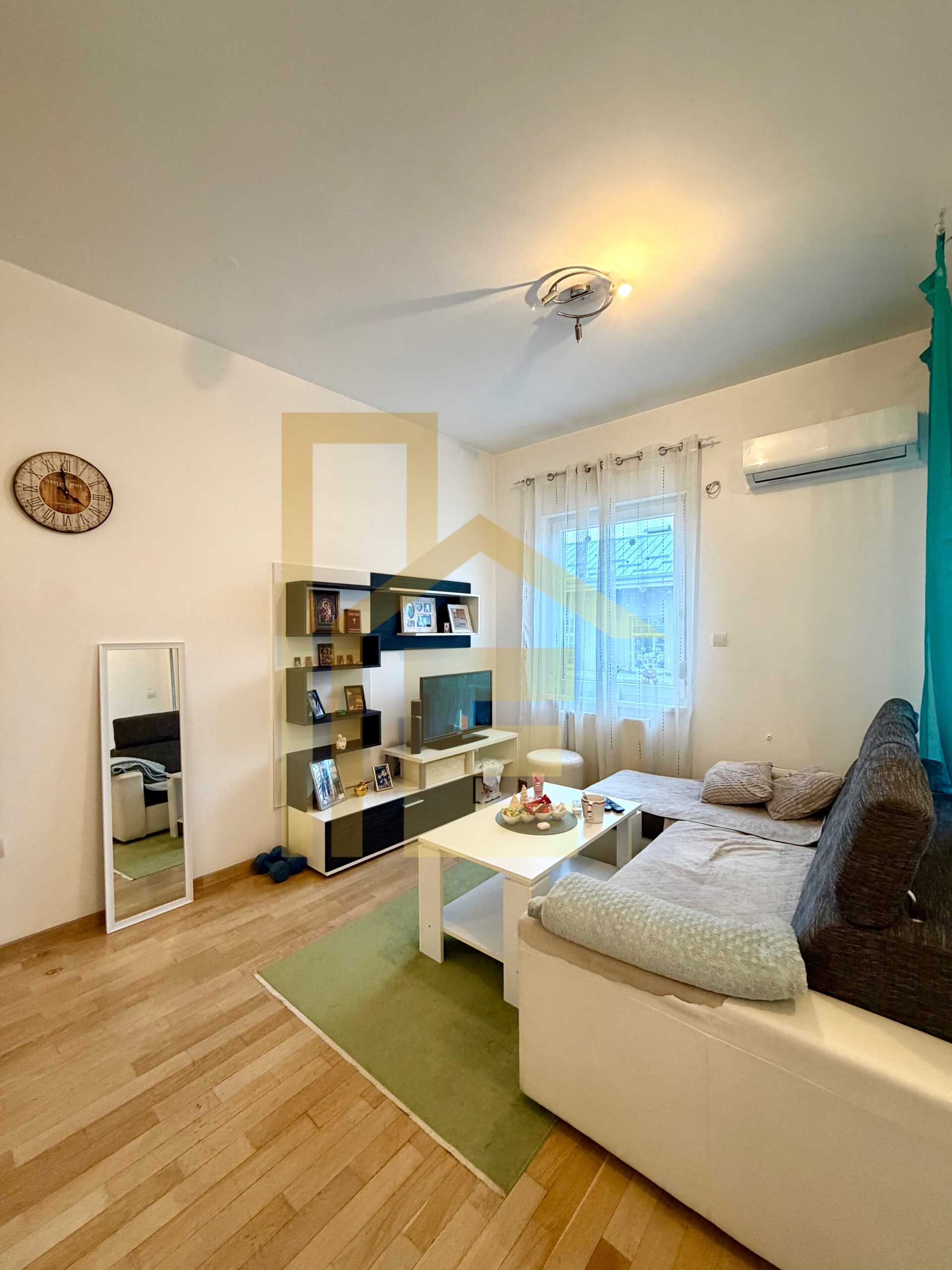 Na prodaju namješten dvosoban stan u srcu grada slika 3