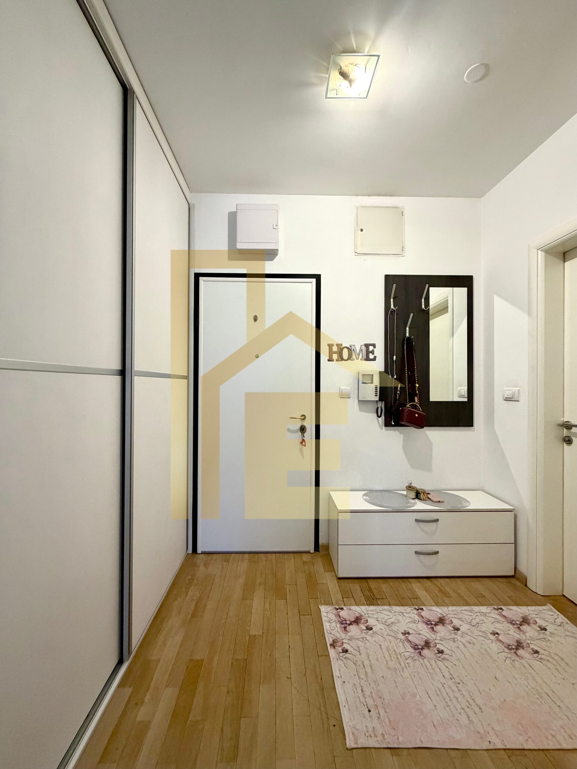 Na prodaju namješten dvosoban stan u srcu grada slika 9