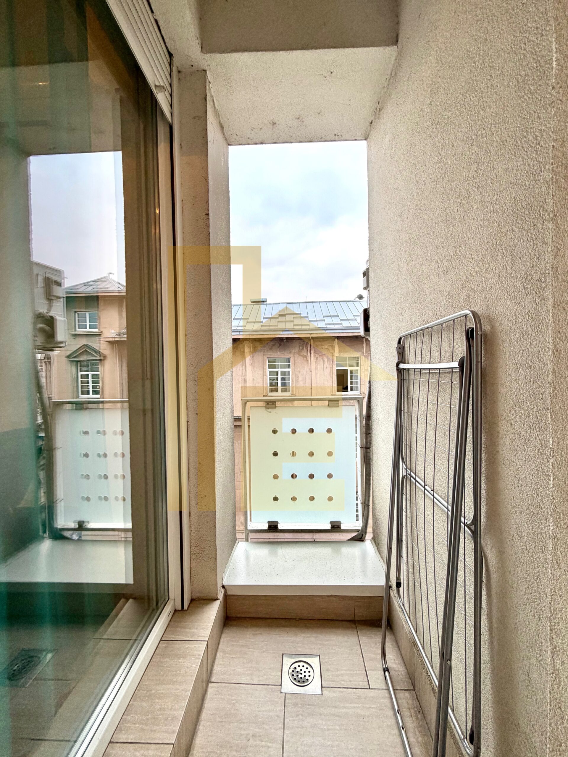 Na prodaju namješten dvosoban stan u srcu grada slika 17