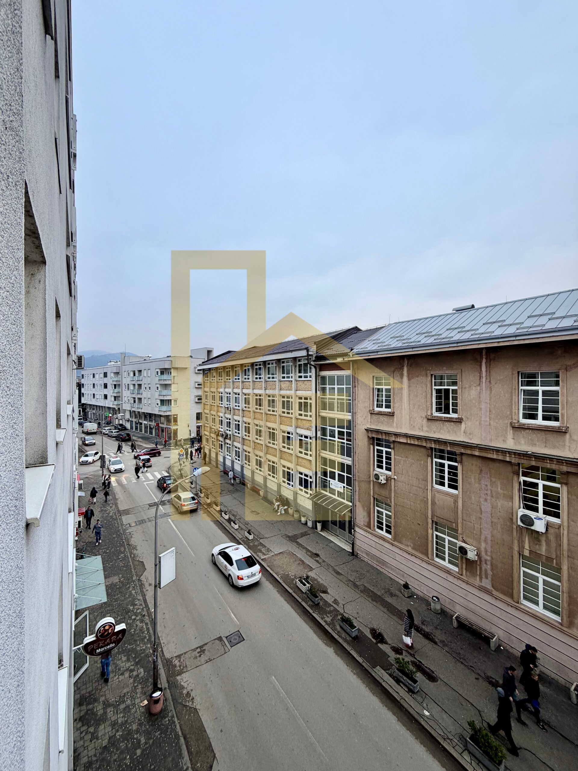 Na prodaju namješten dvosoban stan u srcu grada slika 22