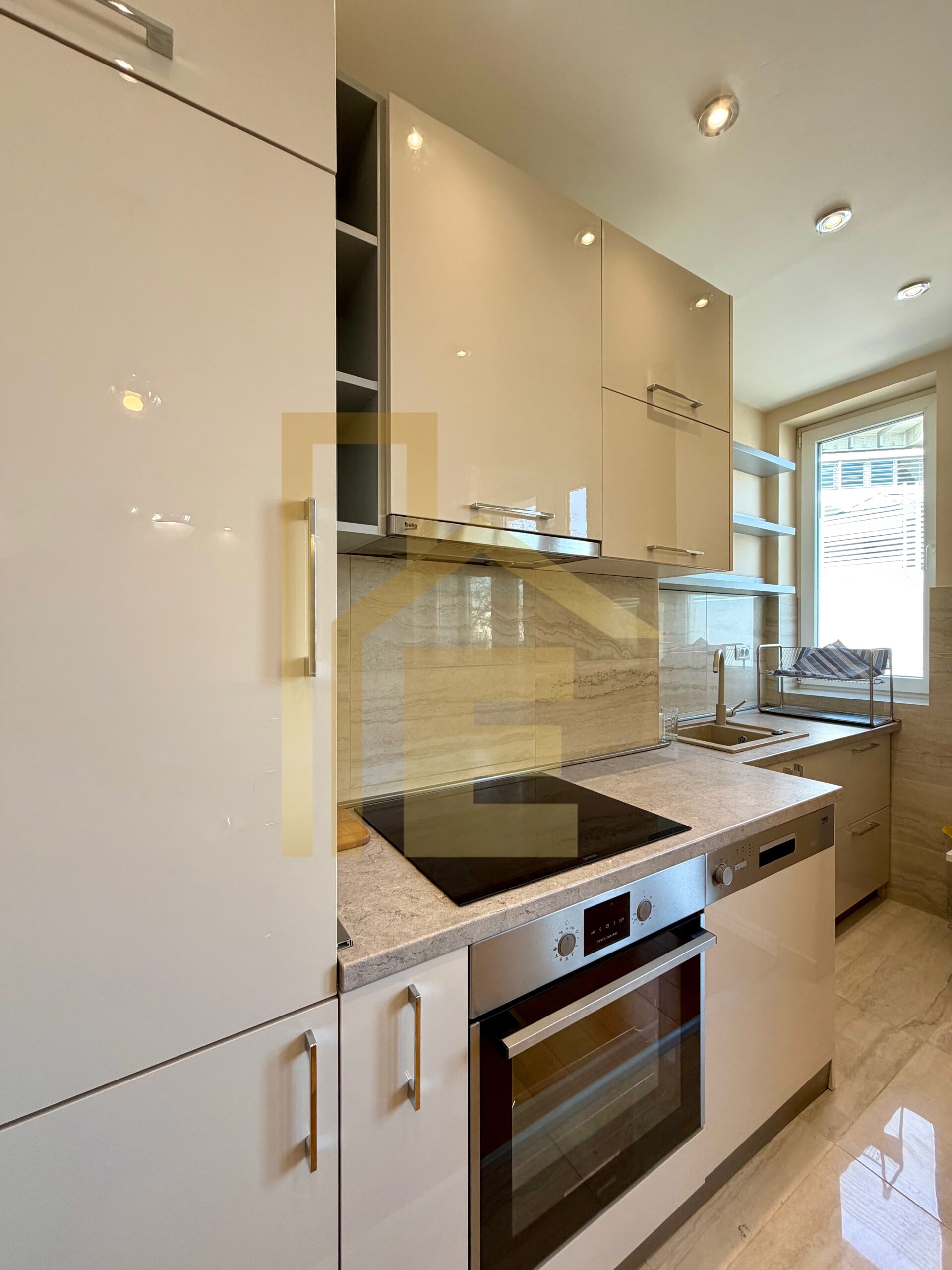 Iznajmljujemo prostran dvosoban stan u Centru grada slika 12