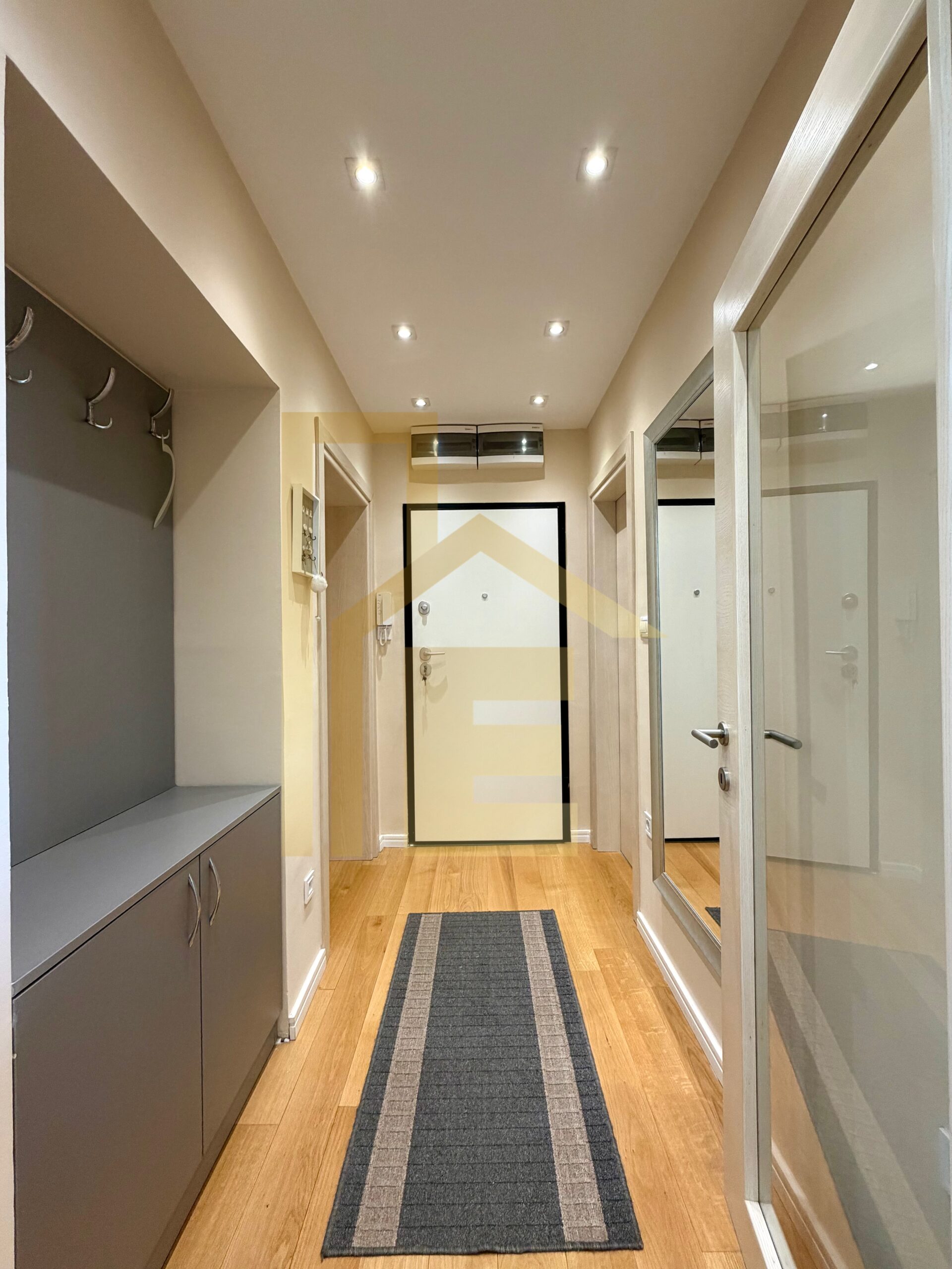 Iznajmljujemo prostran dvosoban stan u Centru grada slika 18