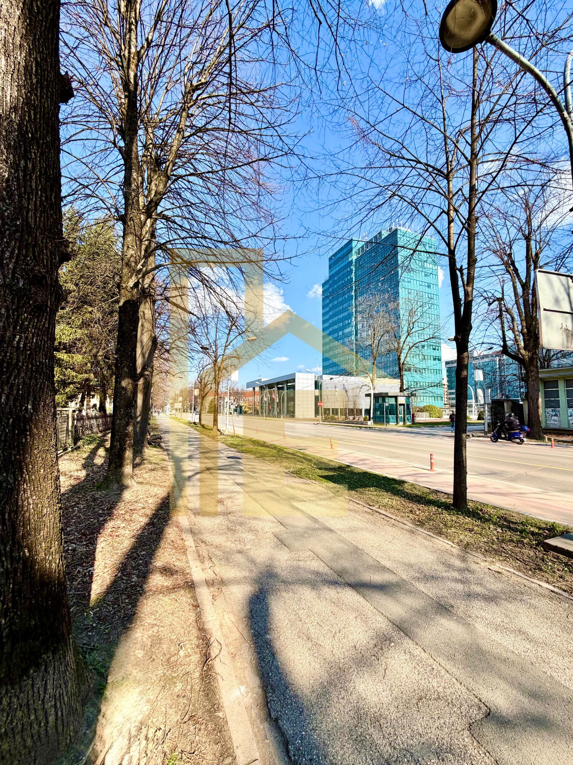 Iznajmljujemo poslovni prostor u reprezentativnom objektu slika 8