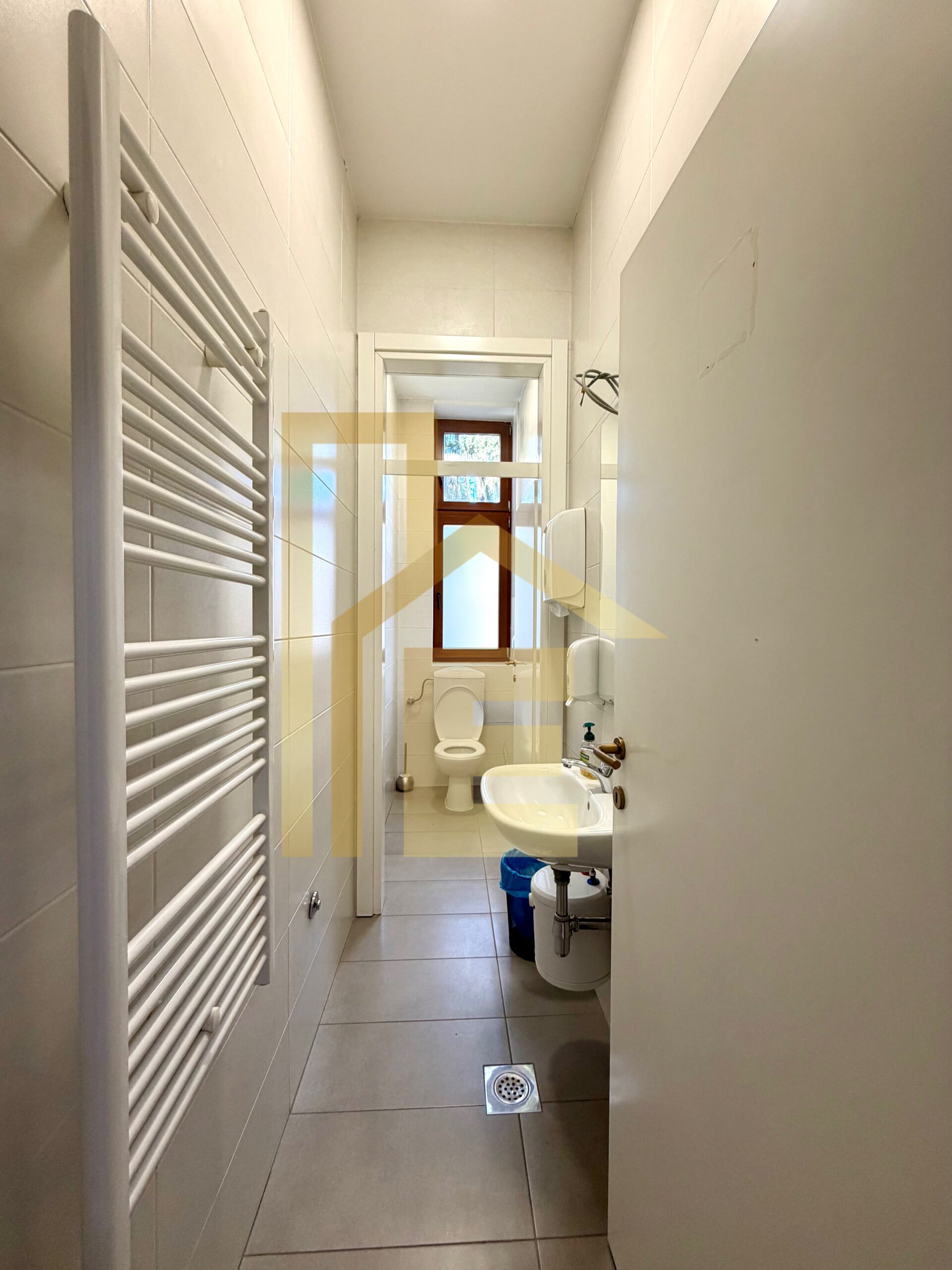 Iznajmljujemo poslovni prostor u reprezentativnom objektu slika 24