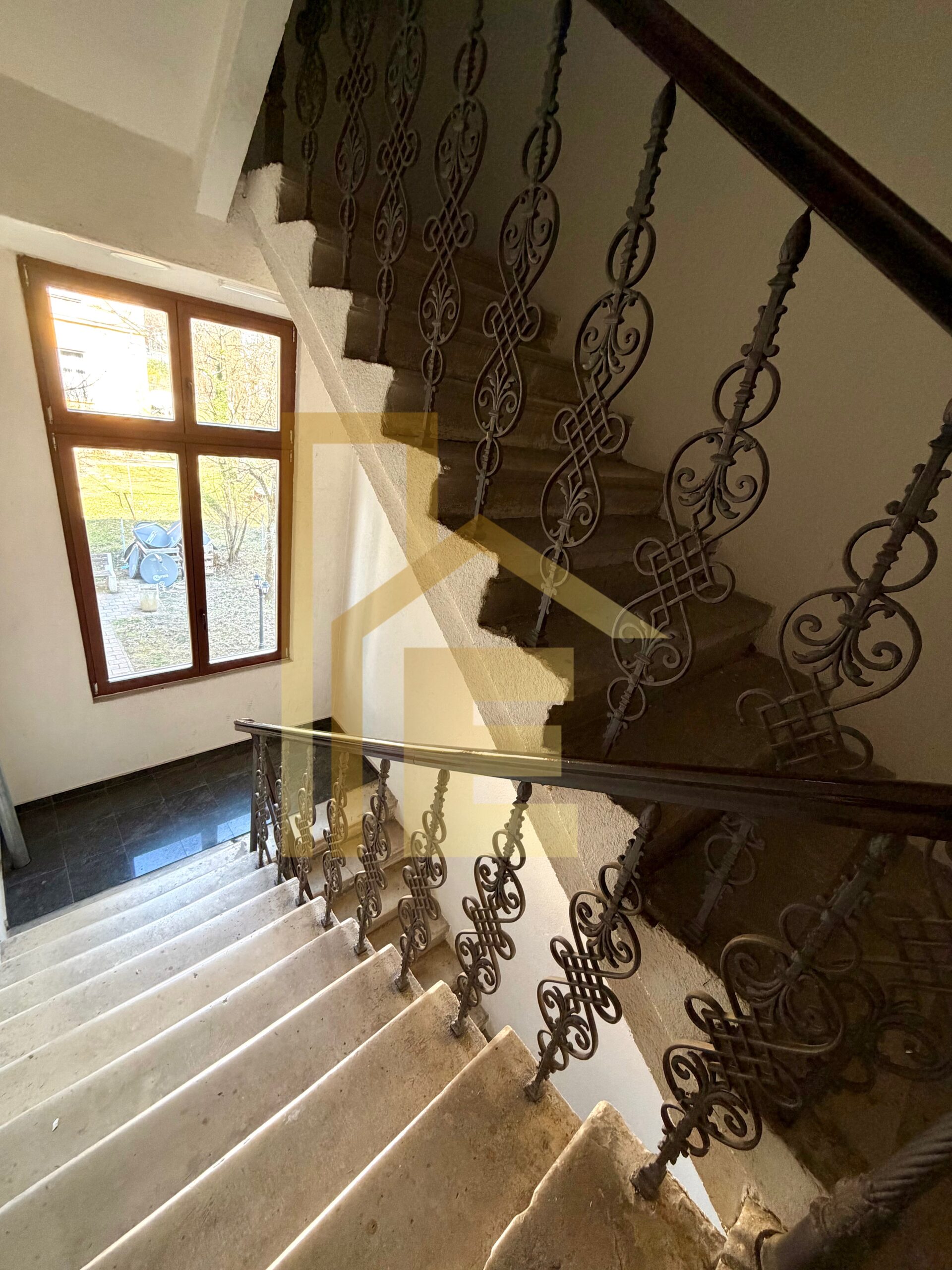 Iznajmljujemo poslovni prostor u reprezentativnom objektu slika 25