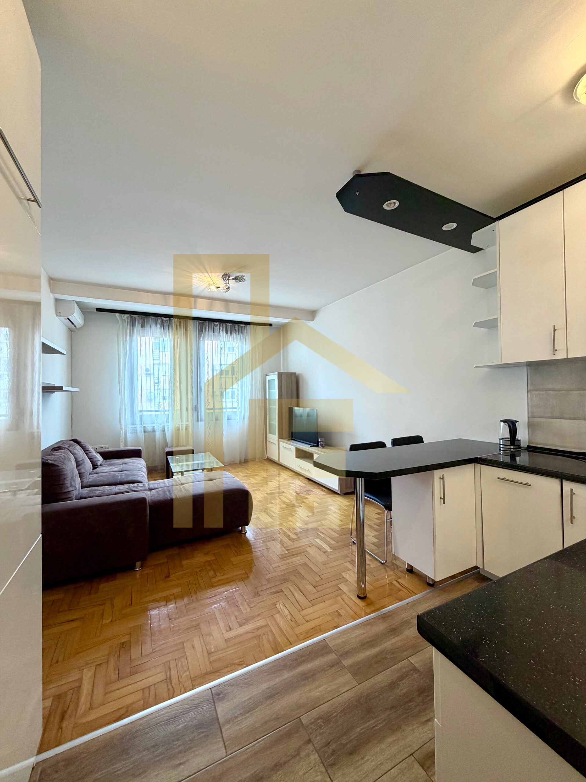 Trosoban stan sa parking mjestom, naselje Centar slika 2