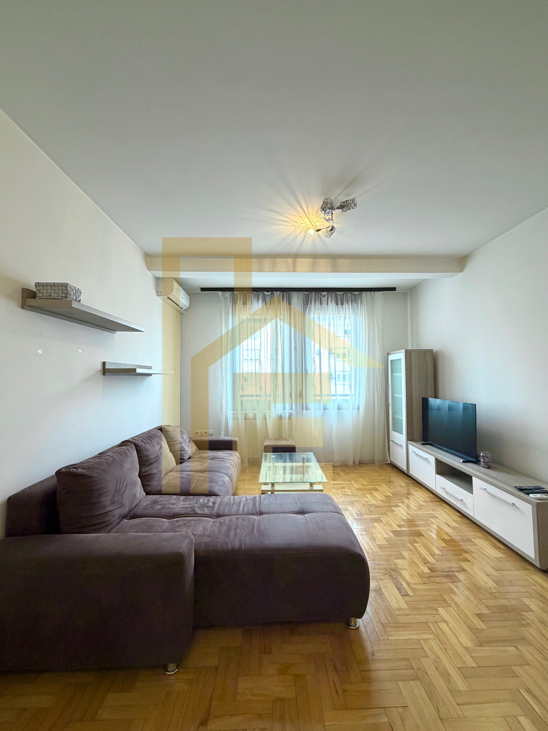 Trosoban stan sa parking mjestom, naselje Centar slika 3