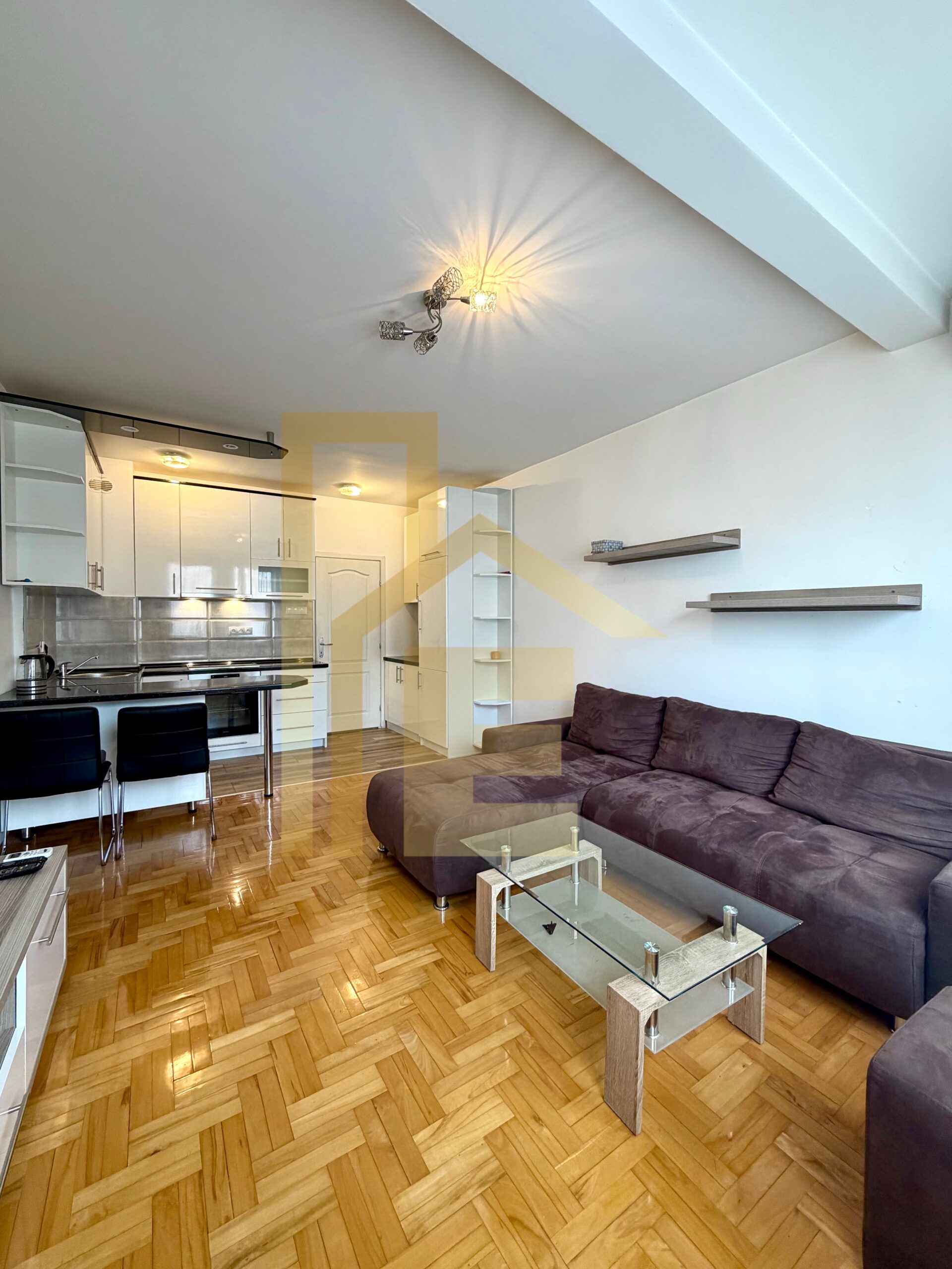 Trosoban stan sa parking mjestom, naselje Centar slika 4