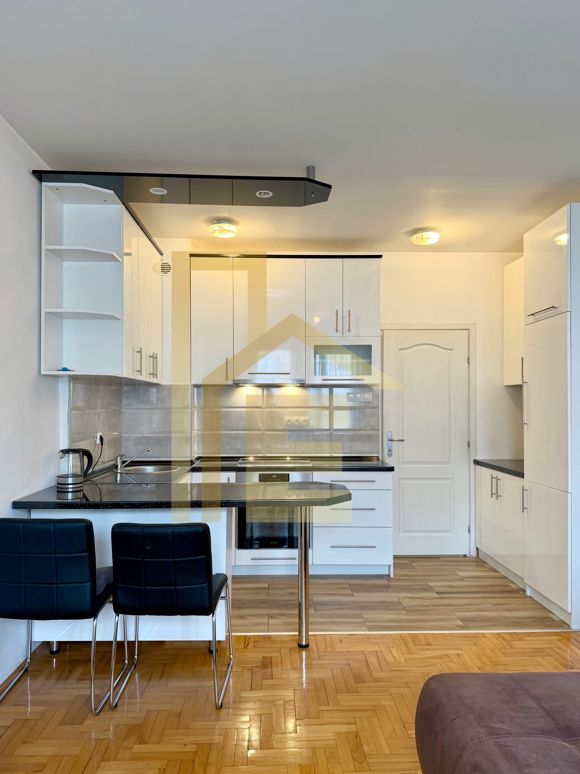 Trosoban stan sa parking mjestom, naselje Centar slika 8