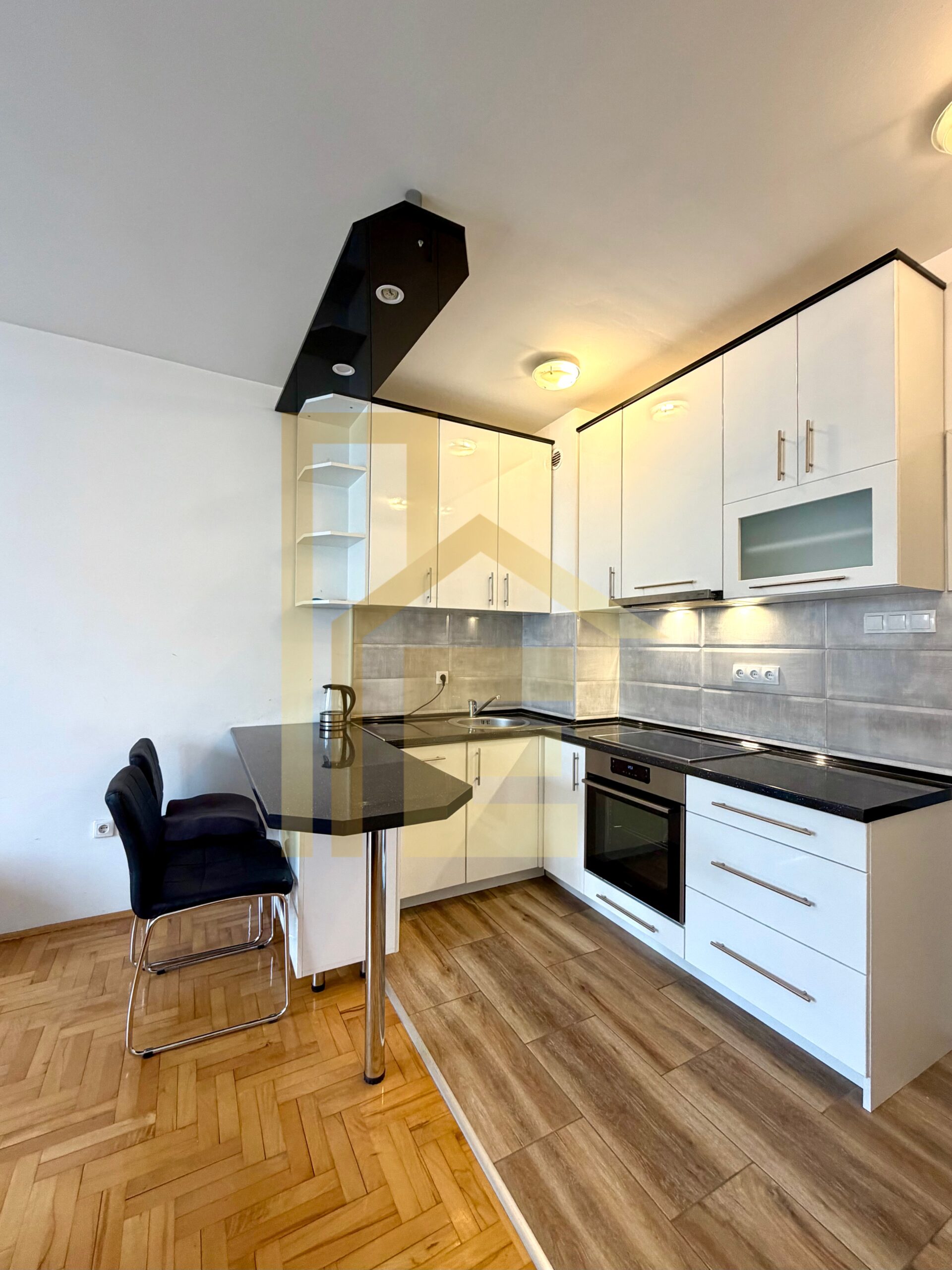 Trosoban stan sa parking mjestom, naselje Centar slika 7