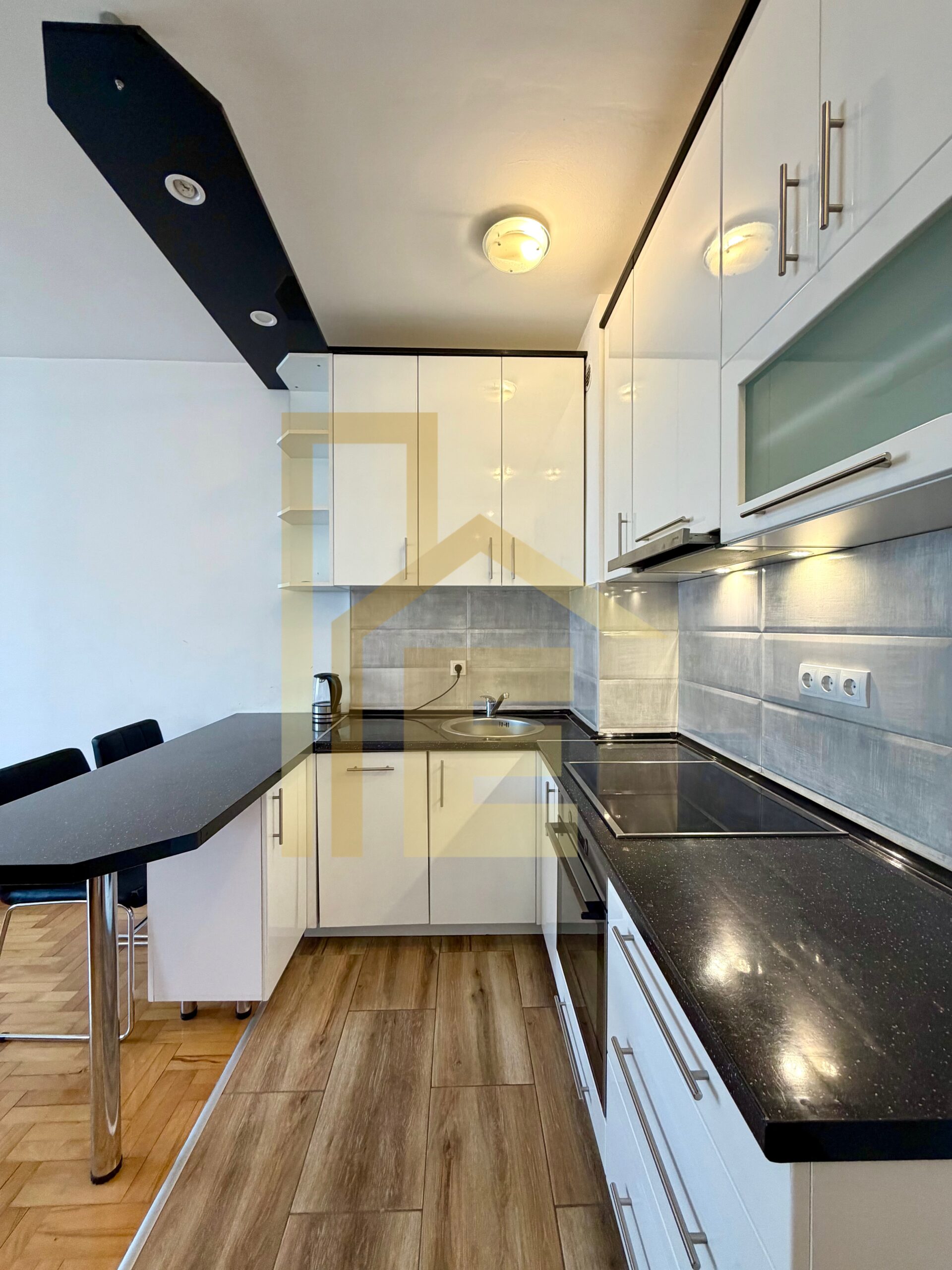 Trosoban stan sa parking mjestom, naselje Centar slika 6