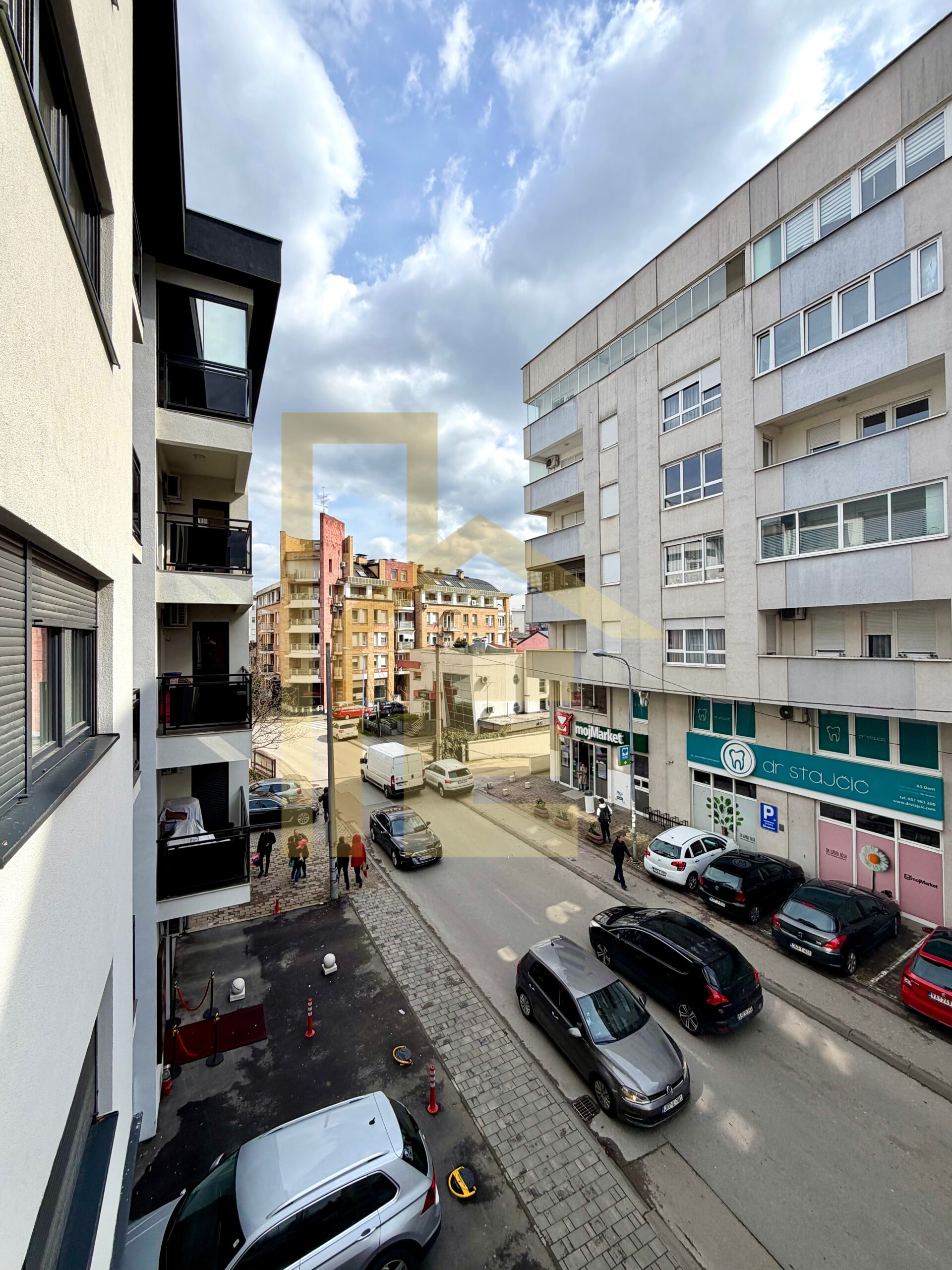 Trosoban stan sa parking mjestom, naselje Centar slika 21