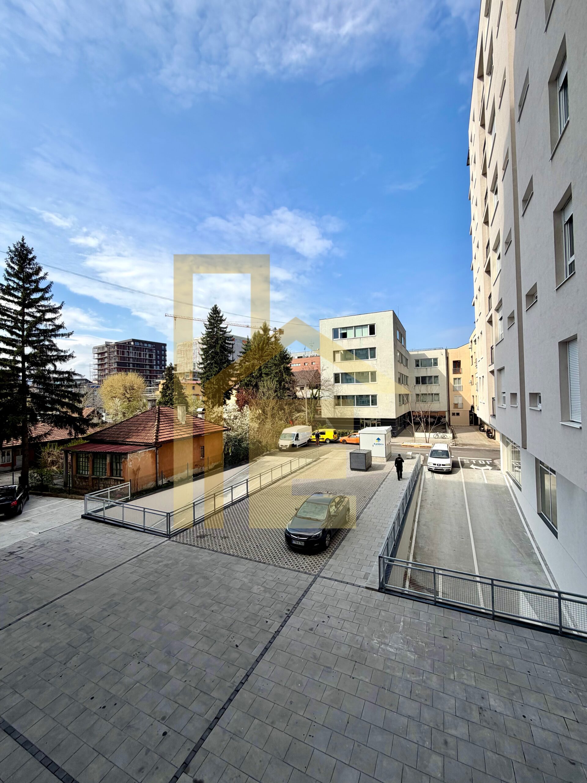 NOV Kancelarijski prostor sa garažom i ostavom, Centar slika 5