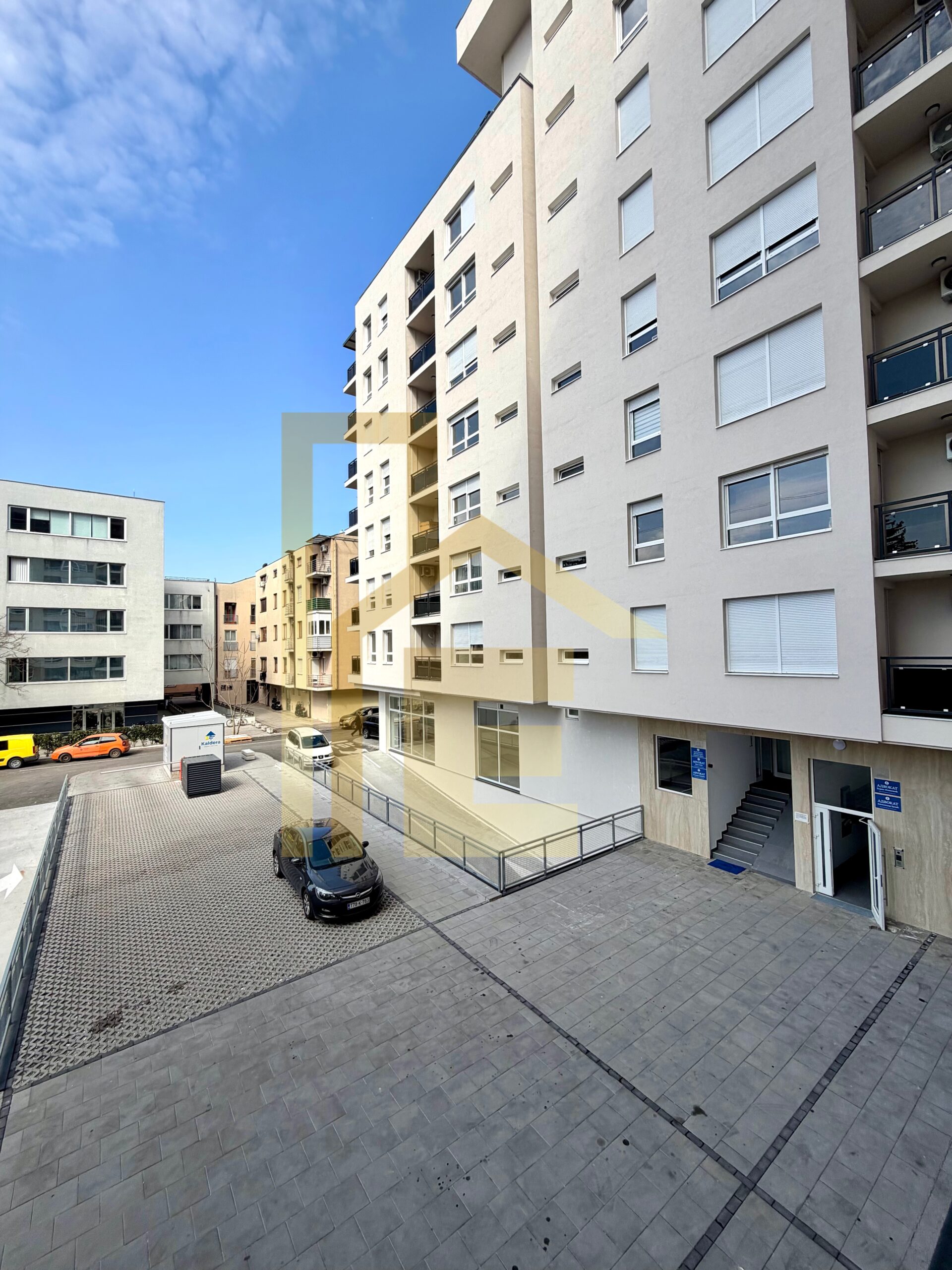 NOV Kancelarijski prostor sa garažom i ostavom, Centar slika 21