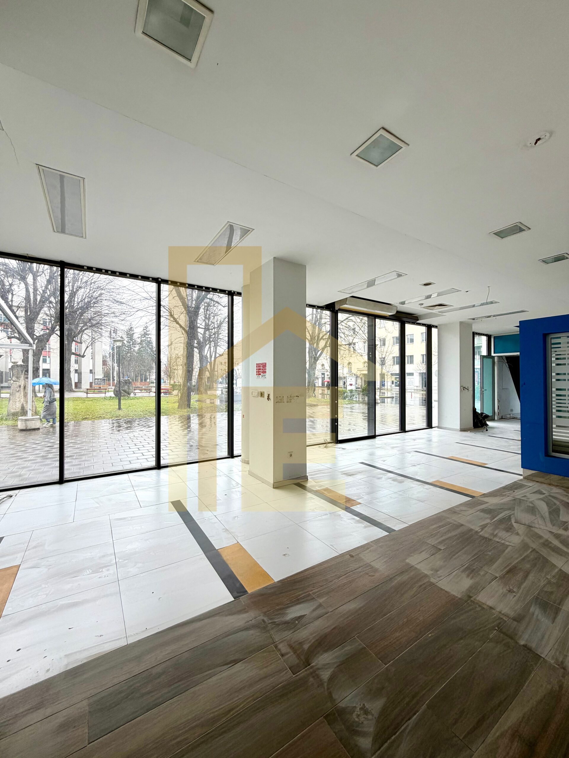 Iznajmljujemo poslovni prostor u Centru grada slika 13