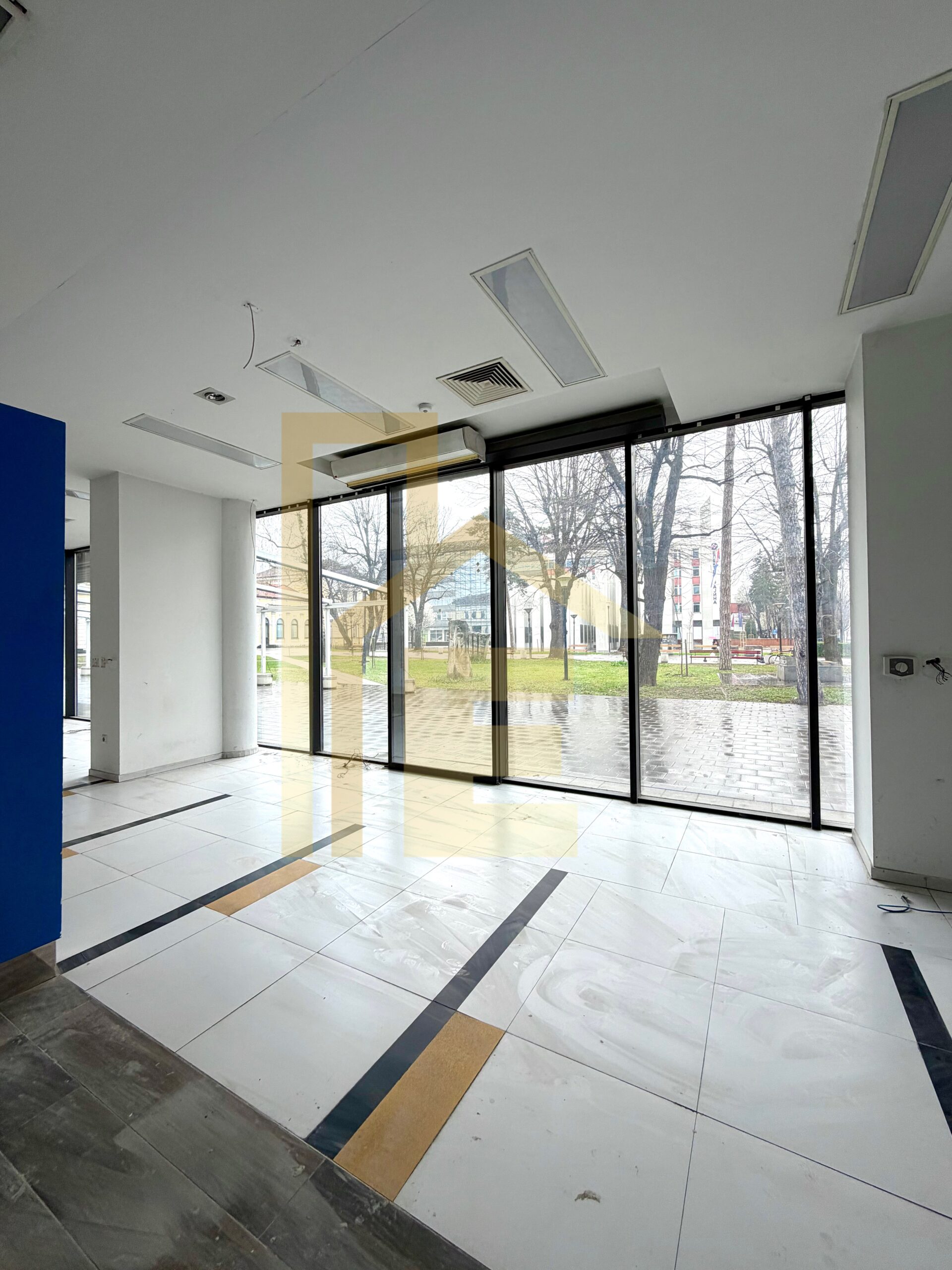 Iznajmljujemo poslovni prostor u Centru grada slika 15