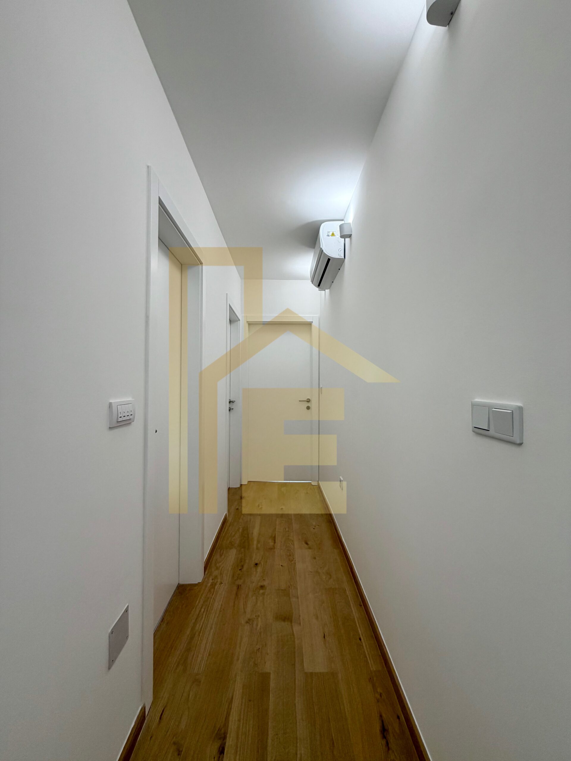 LUX Trosoban stan sa garažom, podnožje Starčevice slika 13