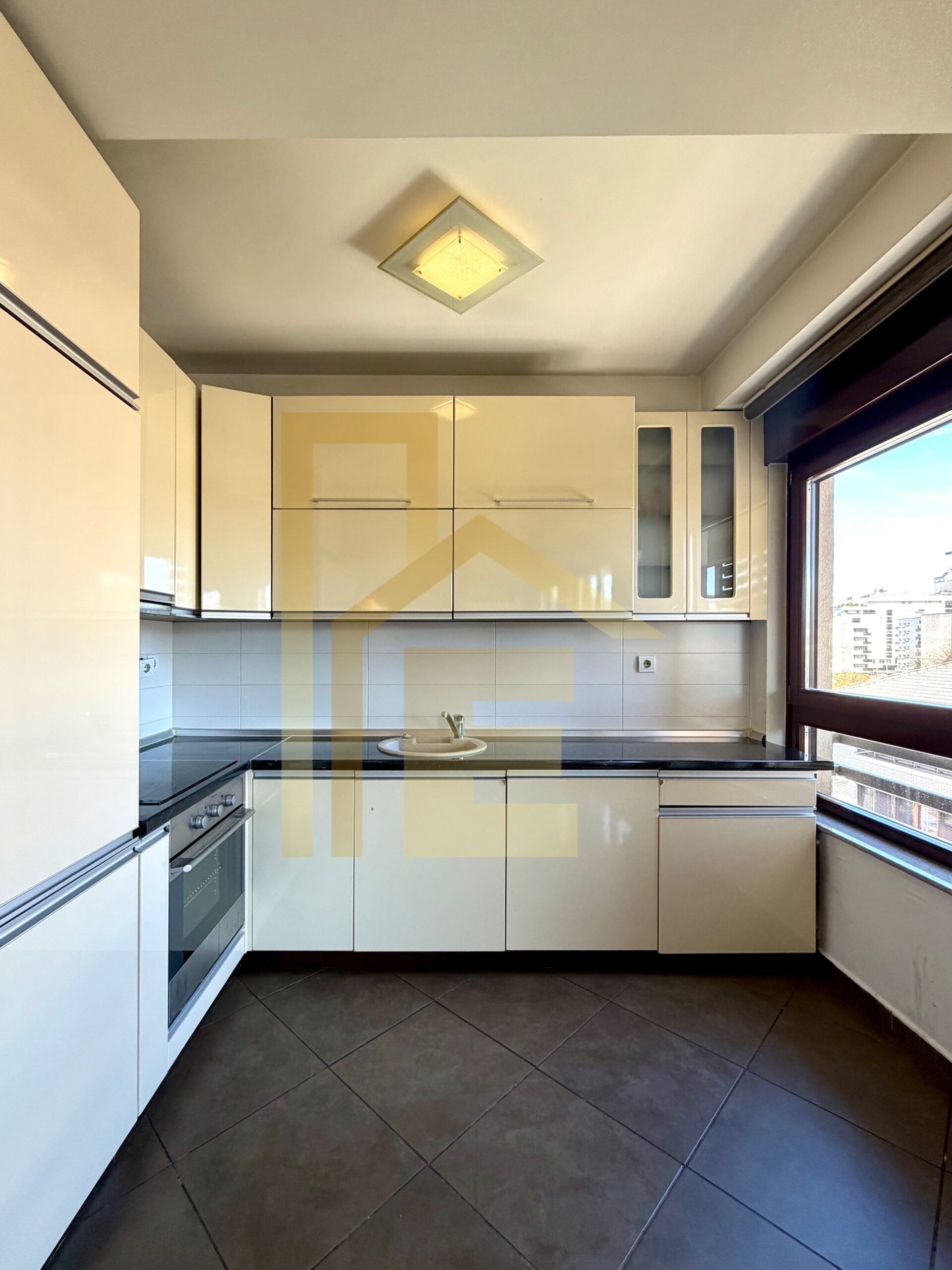 Na prodaju četverosoban stan, Nova Varoš slika 8