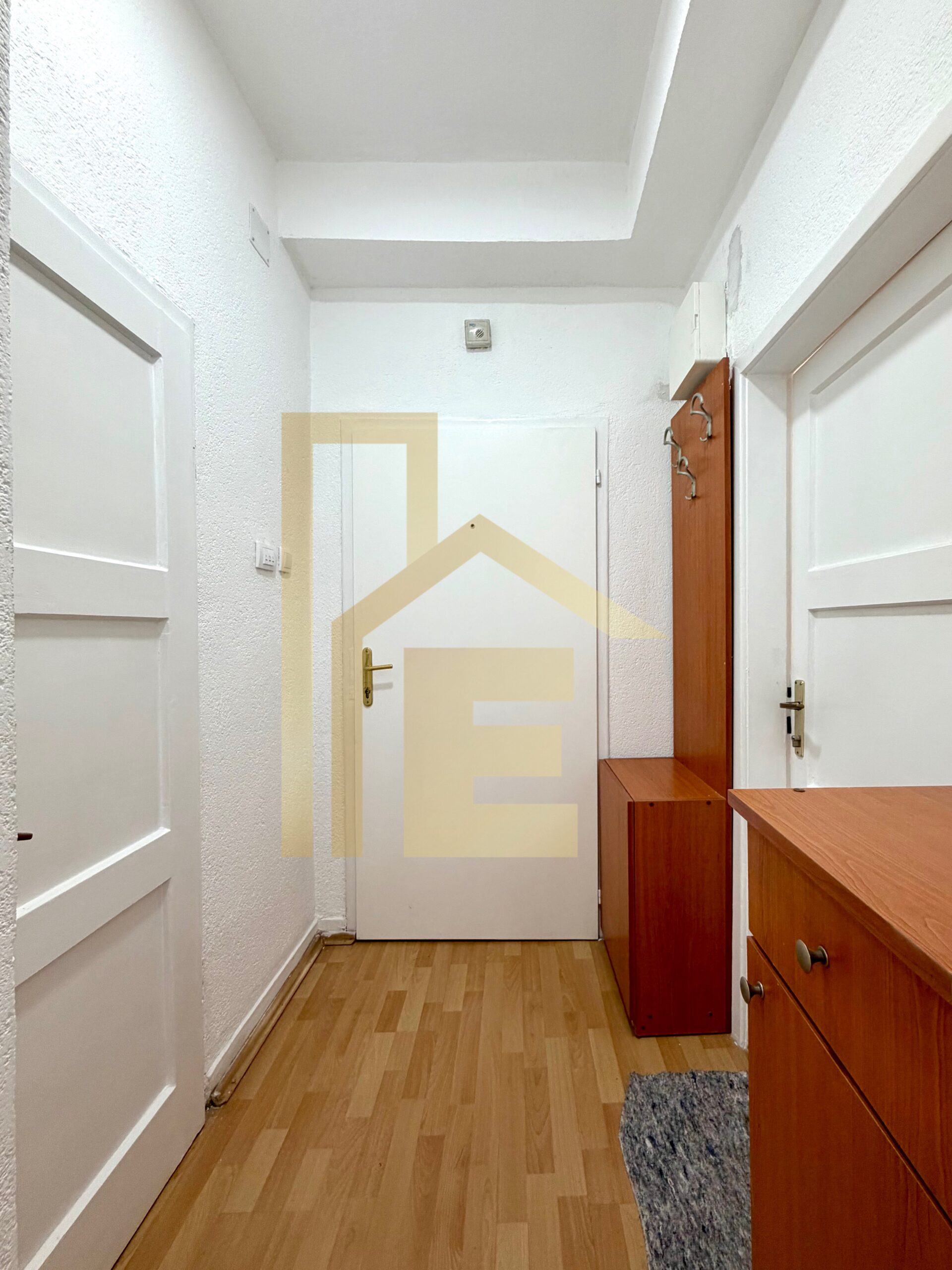 Iznajmljujemo kancelarijski prostor u Centru grada slika 11