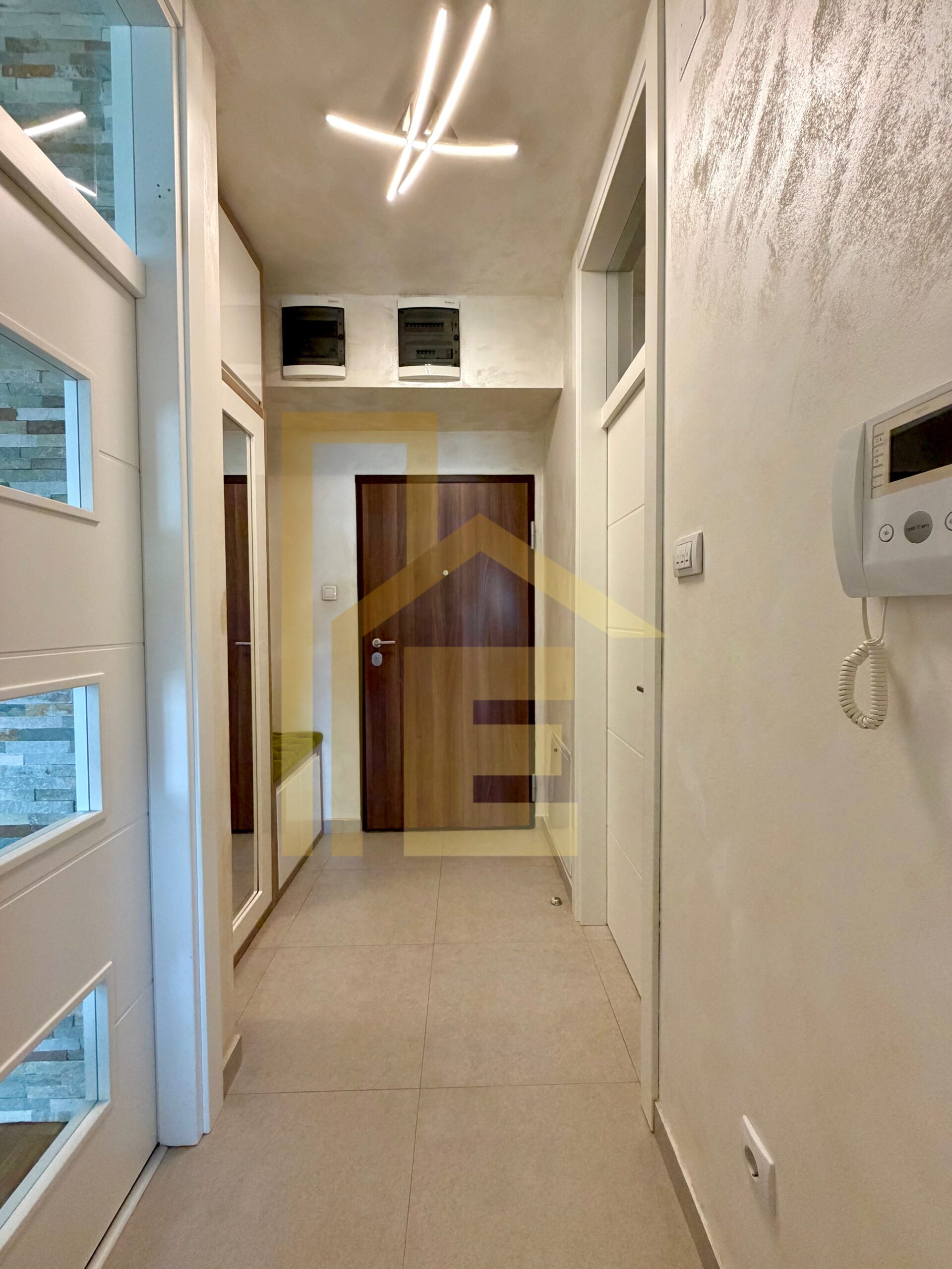 Moderan dvosoban stan sa garažom kod hotela Marriott slika 16