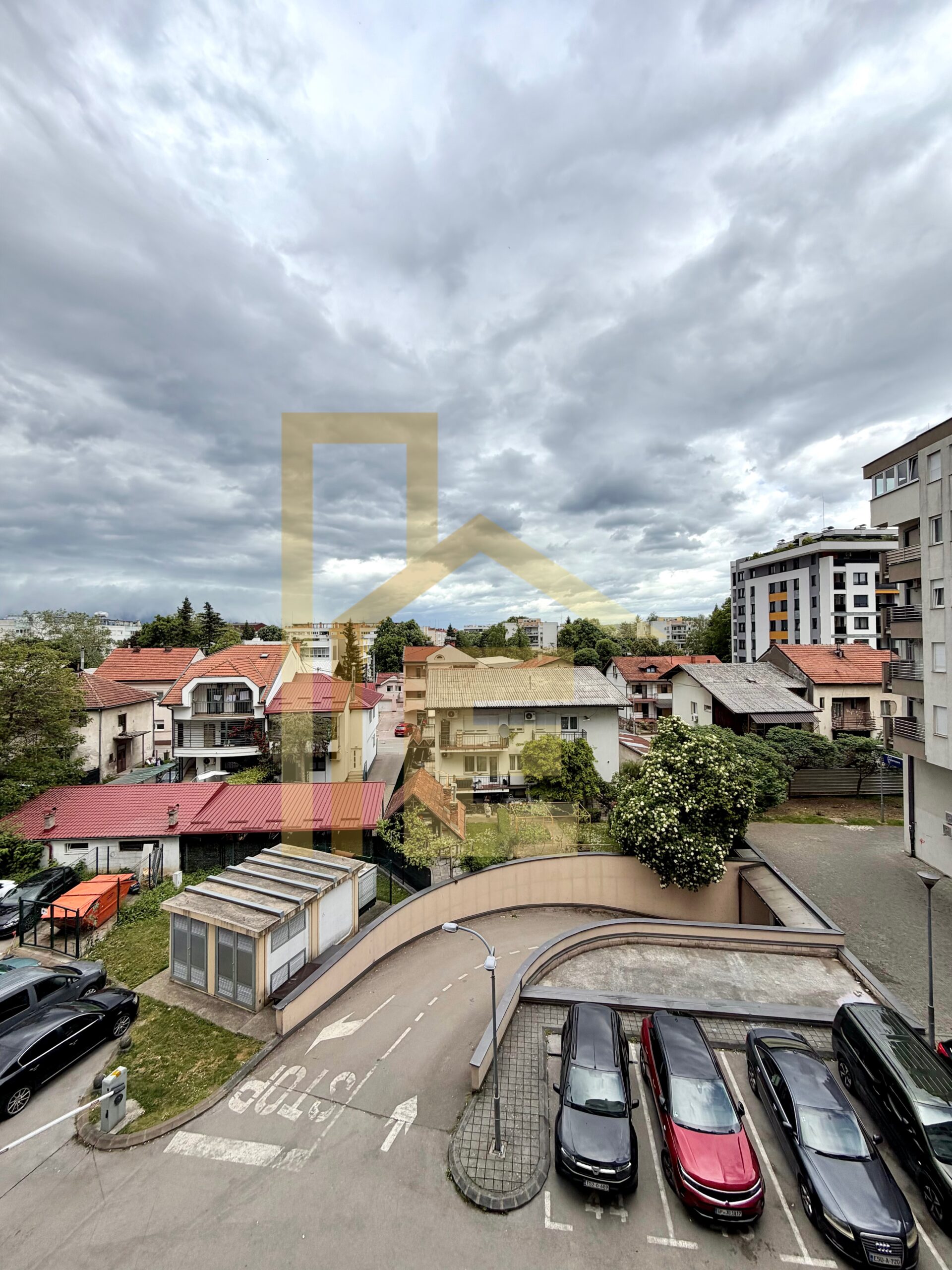 Moderan dvosoban stan sa garažom kod hotela Marriott slika 23