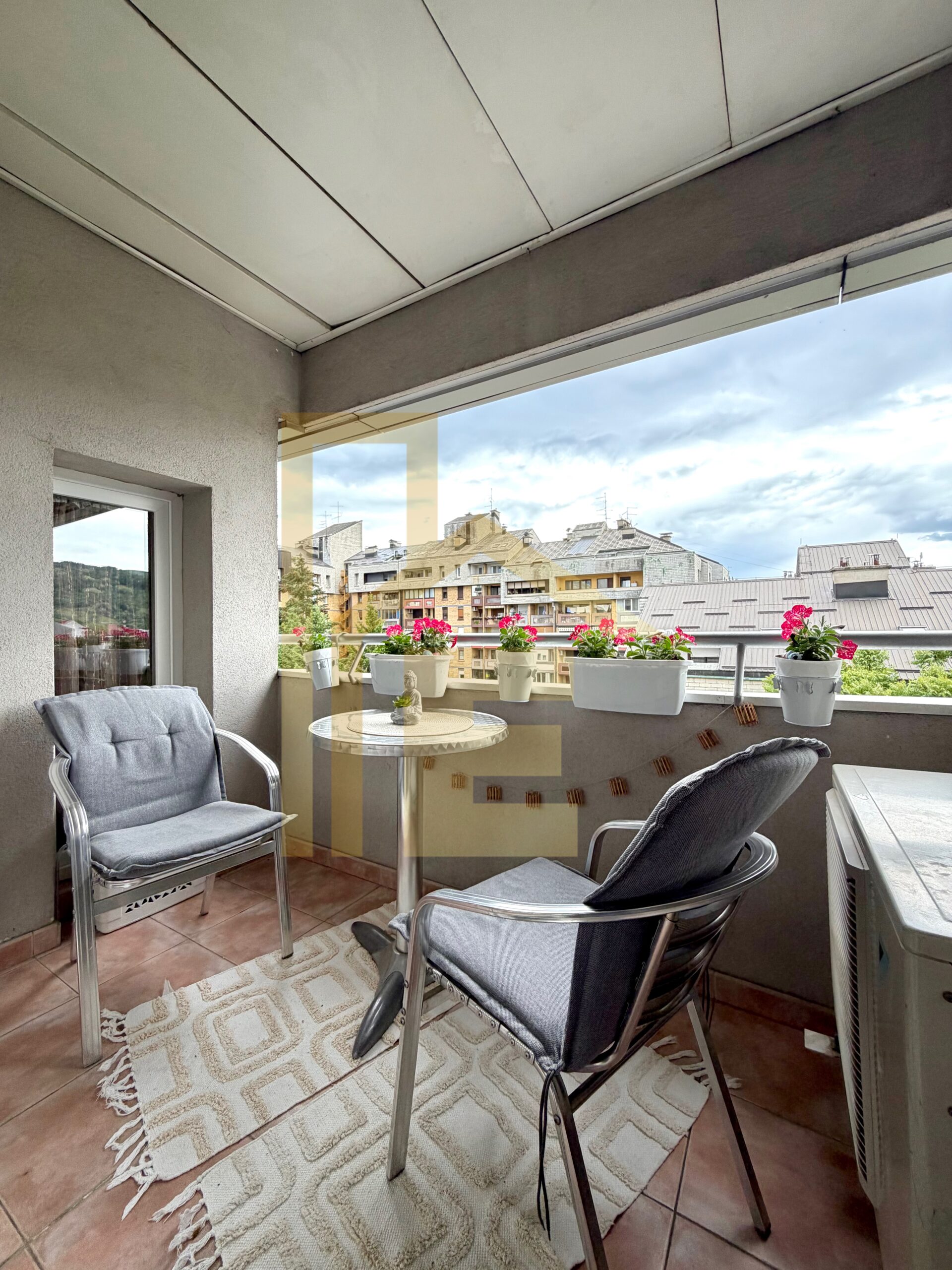 Dvosoban stan sa garažom u strogom centru grada slika 20