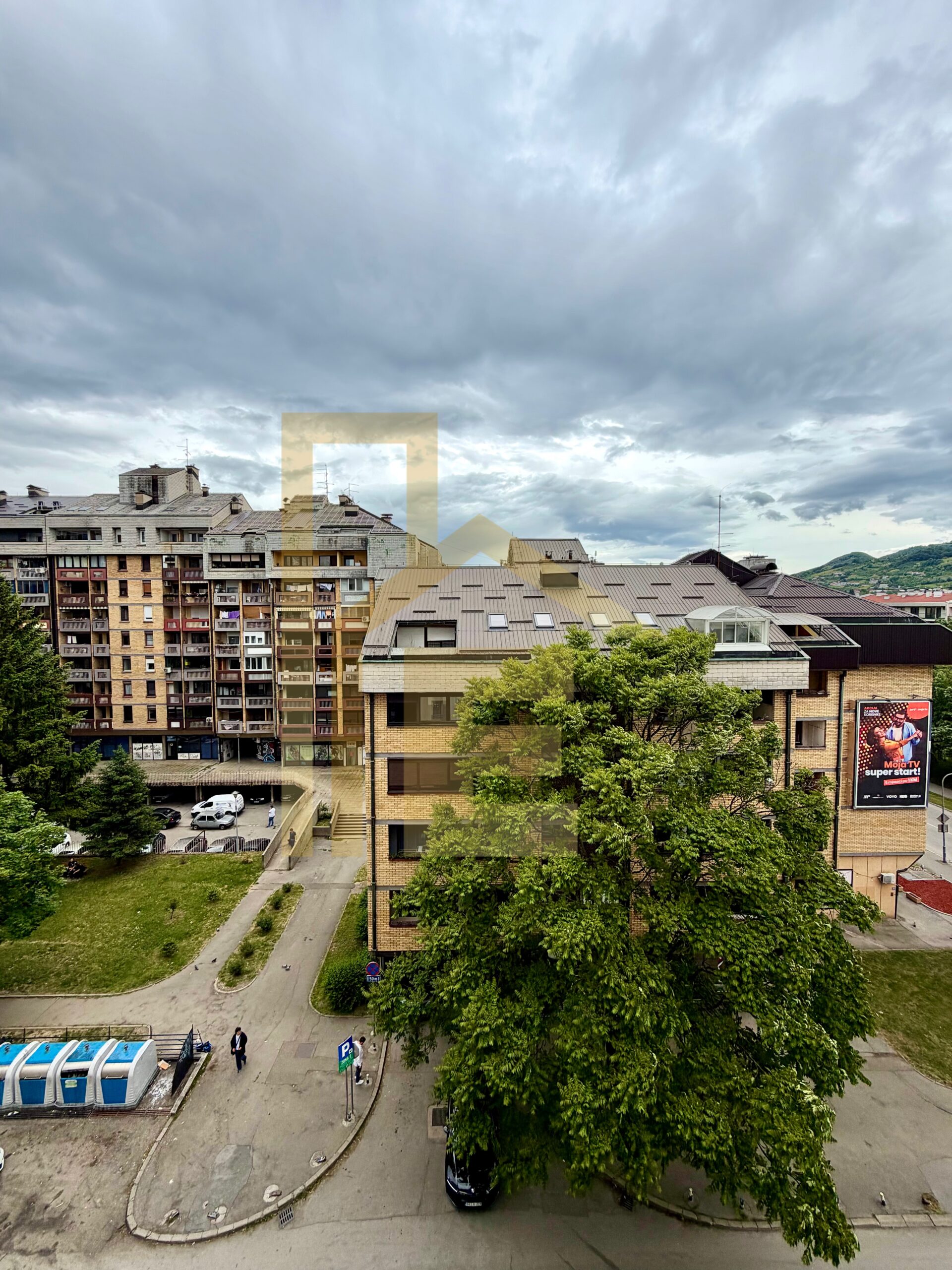 Dvosoban stan sa garažom u strogom centru grada slika 24