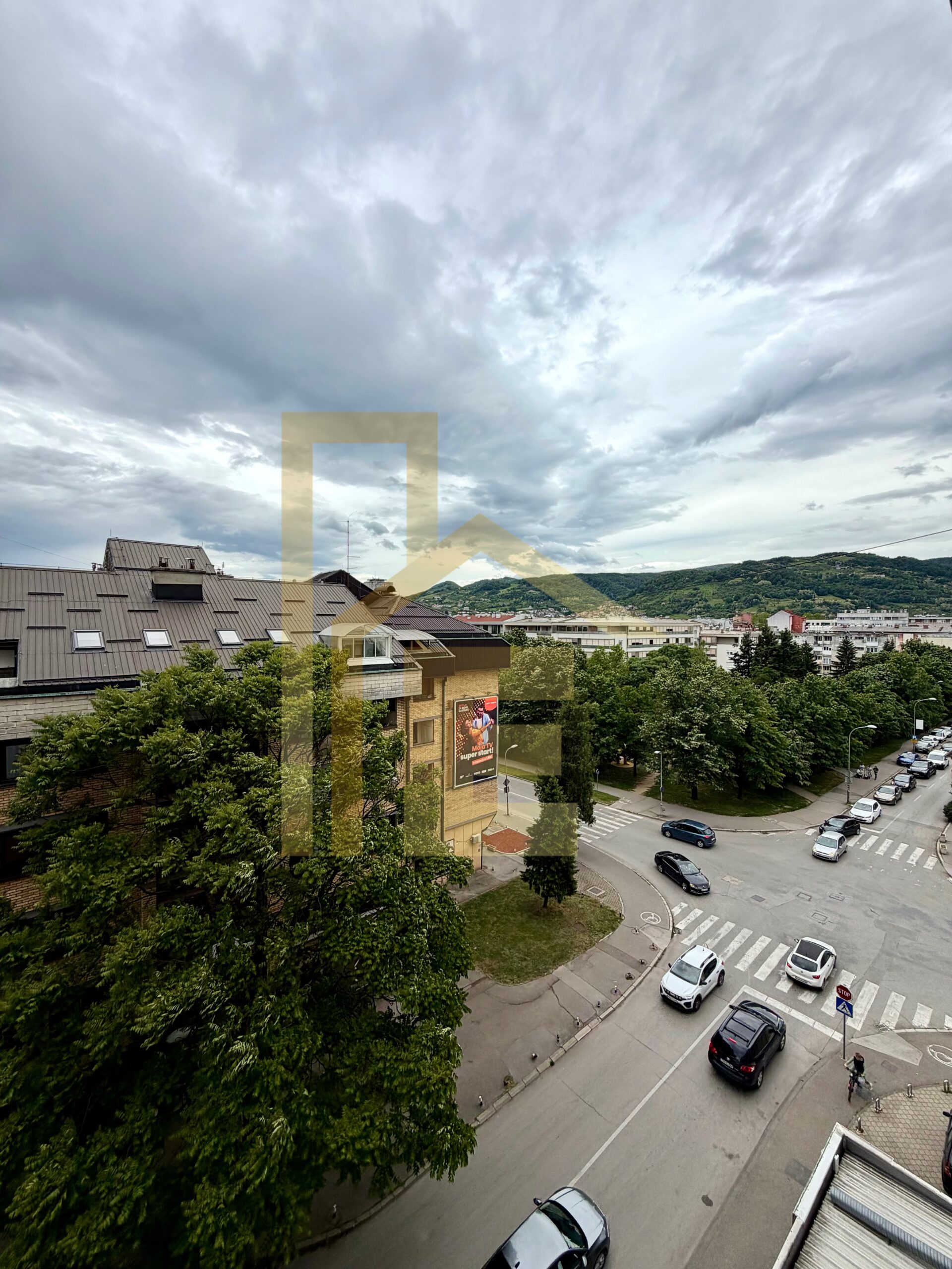 Dvosoban stan sa garažom u strogom centru grada slika 25