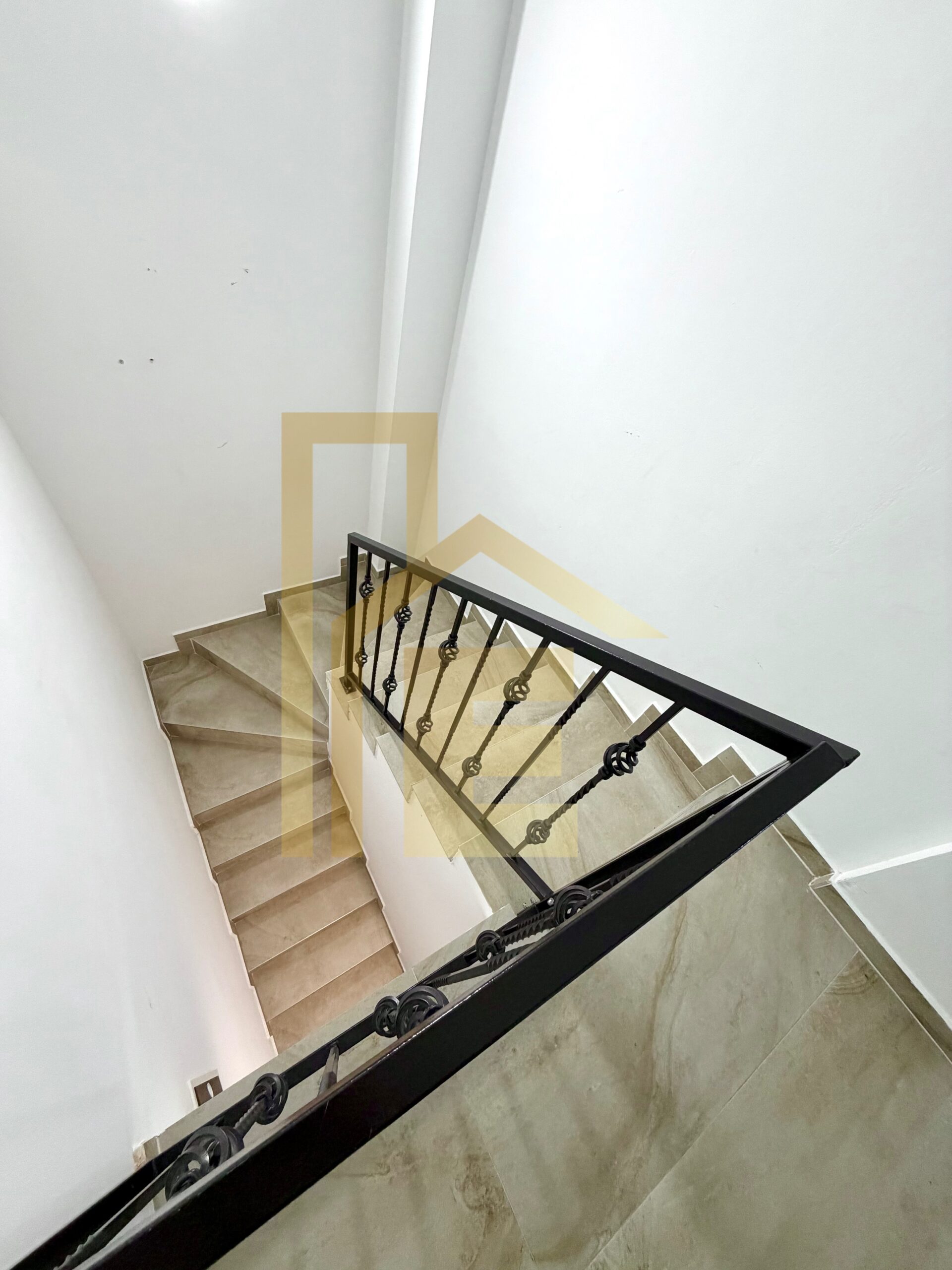 Komforan dvoetažni četverosoban stan, podnožje Starčevice slika 13