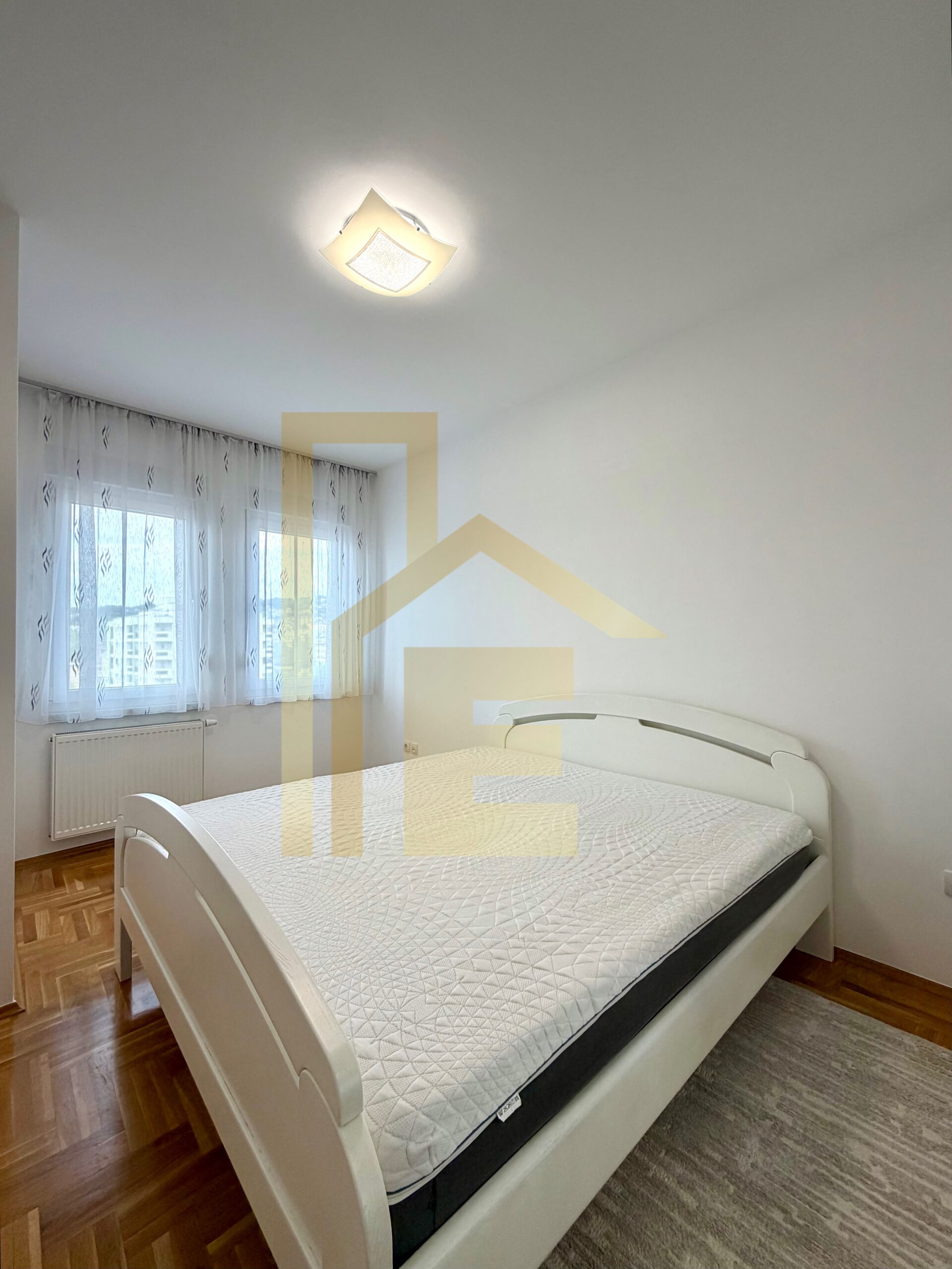 Iznajmljujemo trosoban stan sa garažom, naselje Sunca slika 15