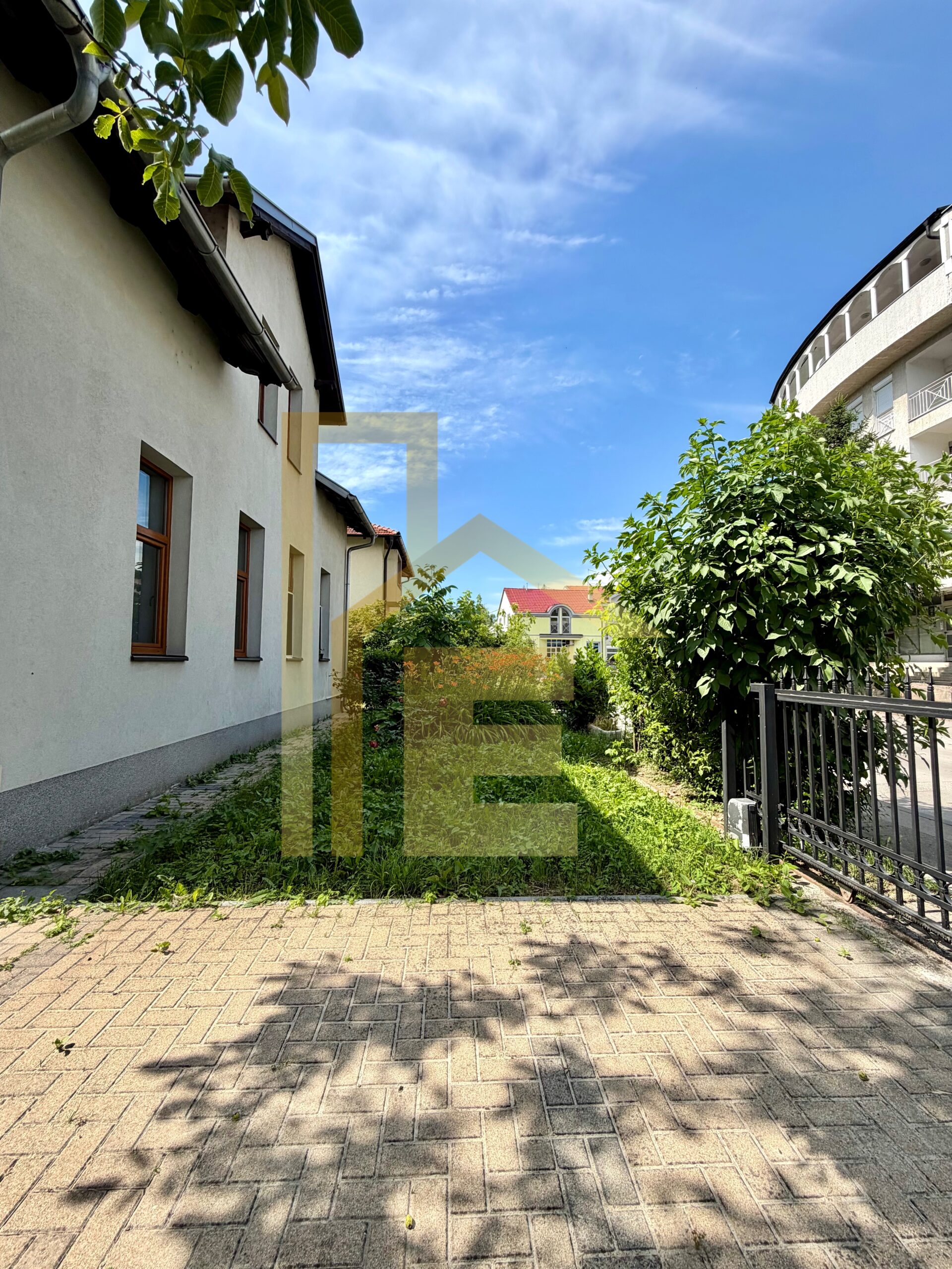 Iznajmljujemo trosoban stan sa parking mjestom, Centar slika 14