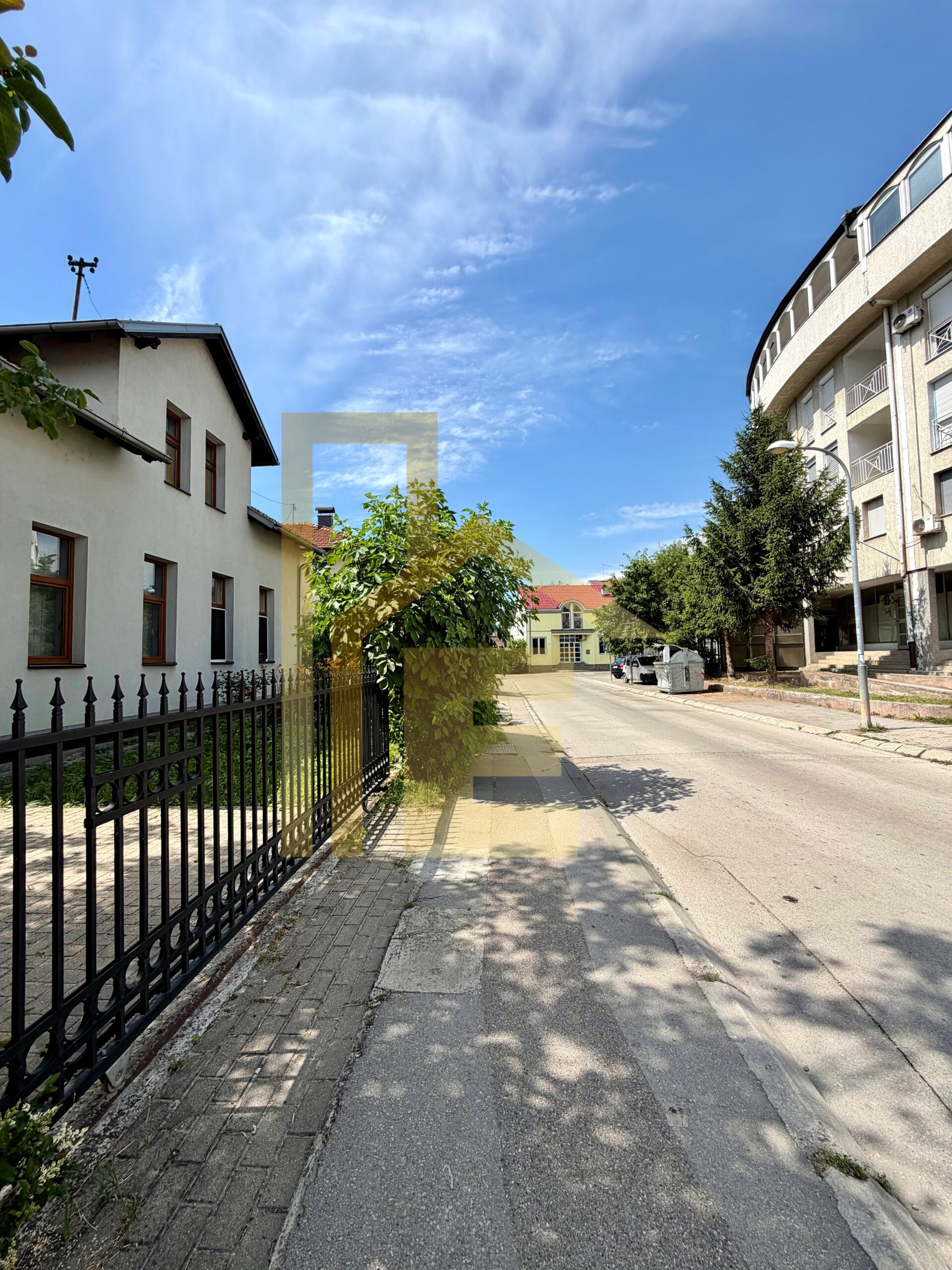 Iznajmljujemo trosoban stan sa parking mjestom, Centar slika 17