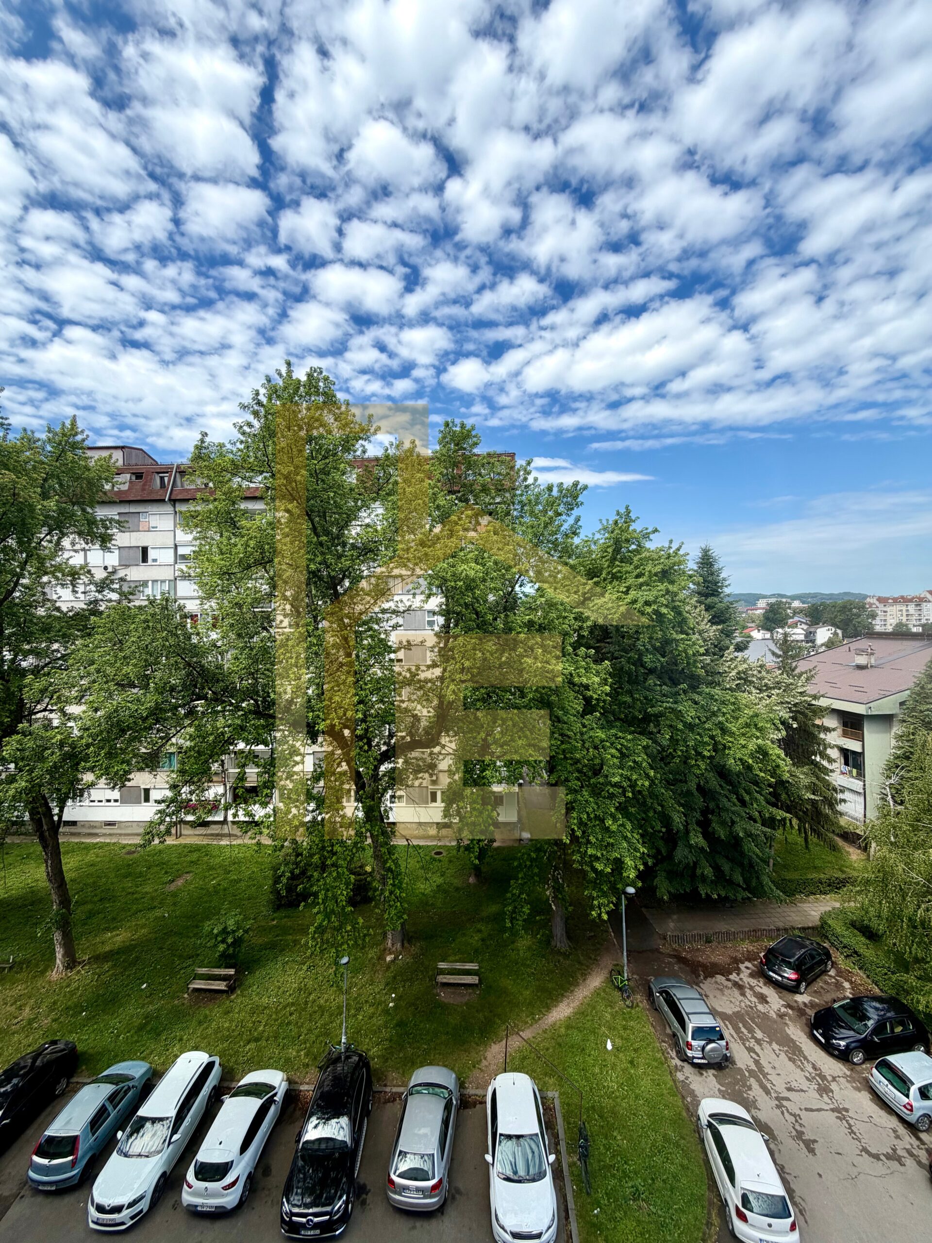 Na prodaju dvosoban stan na odličnoj lokaciji, naselje Borik slika 23