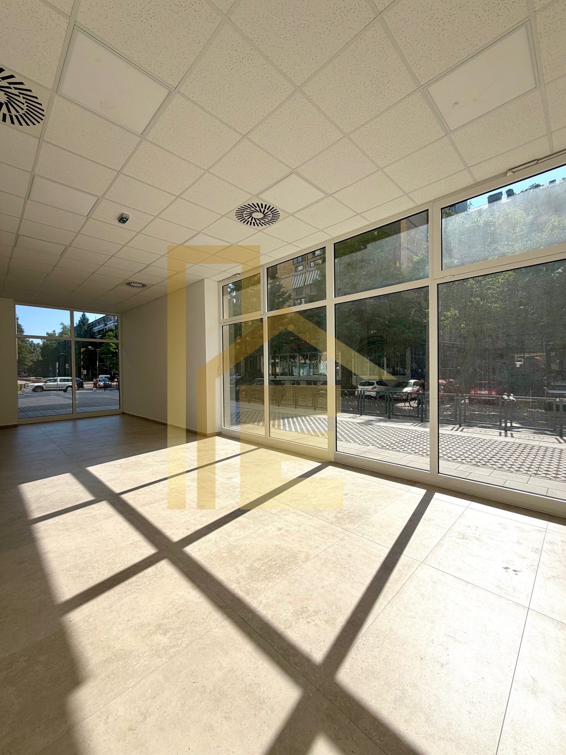 Atraktivan poslovni prostor sa obezbjeđenim parkingom, Centar slika 15