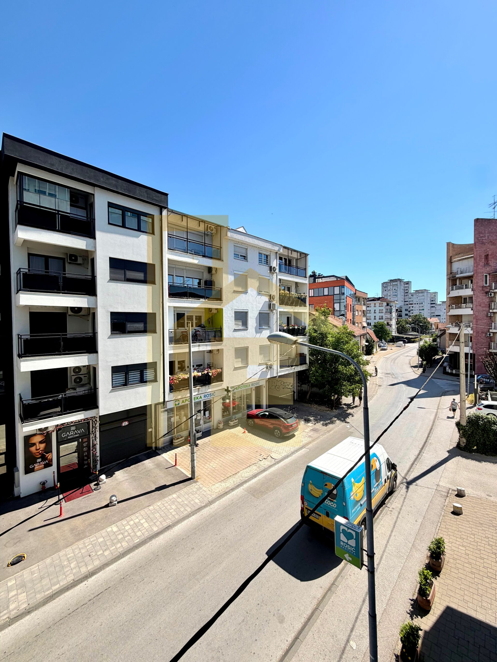 Iznajmljujemo trosoban stan sa garažom, Centar slika 25