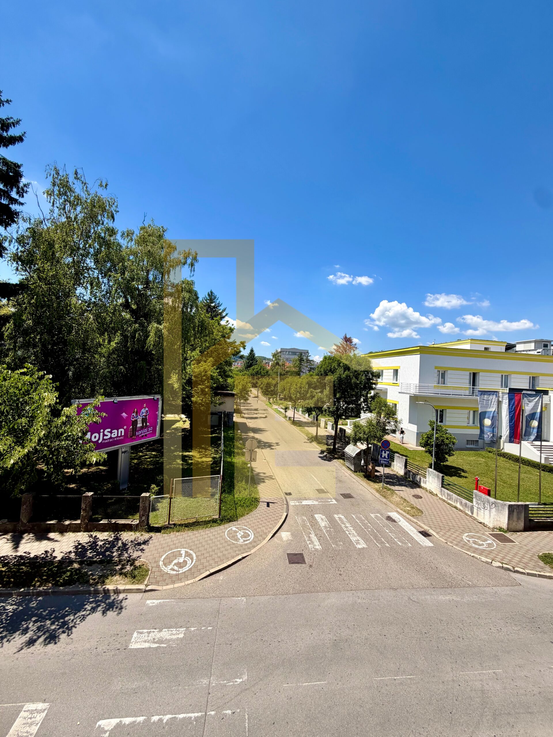 Na prodaju trosoban stan u strogom Centru grada slika 21