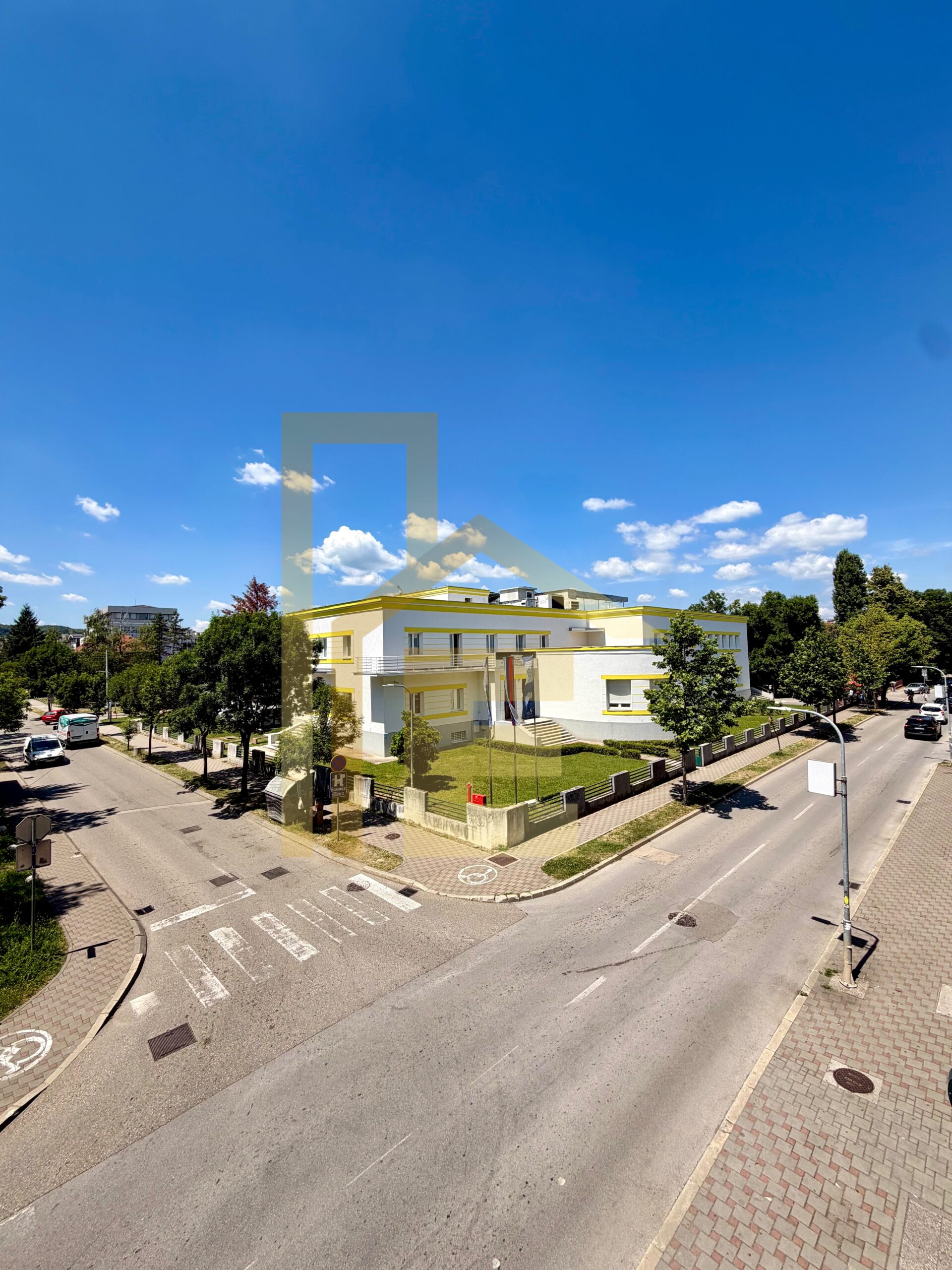 Na prodaju trosoban stan u strogom Centru grada slika 23