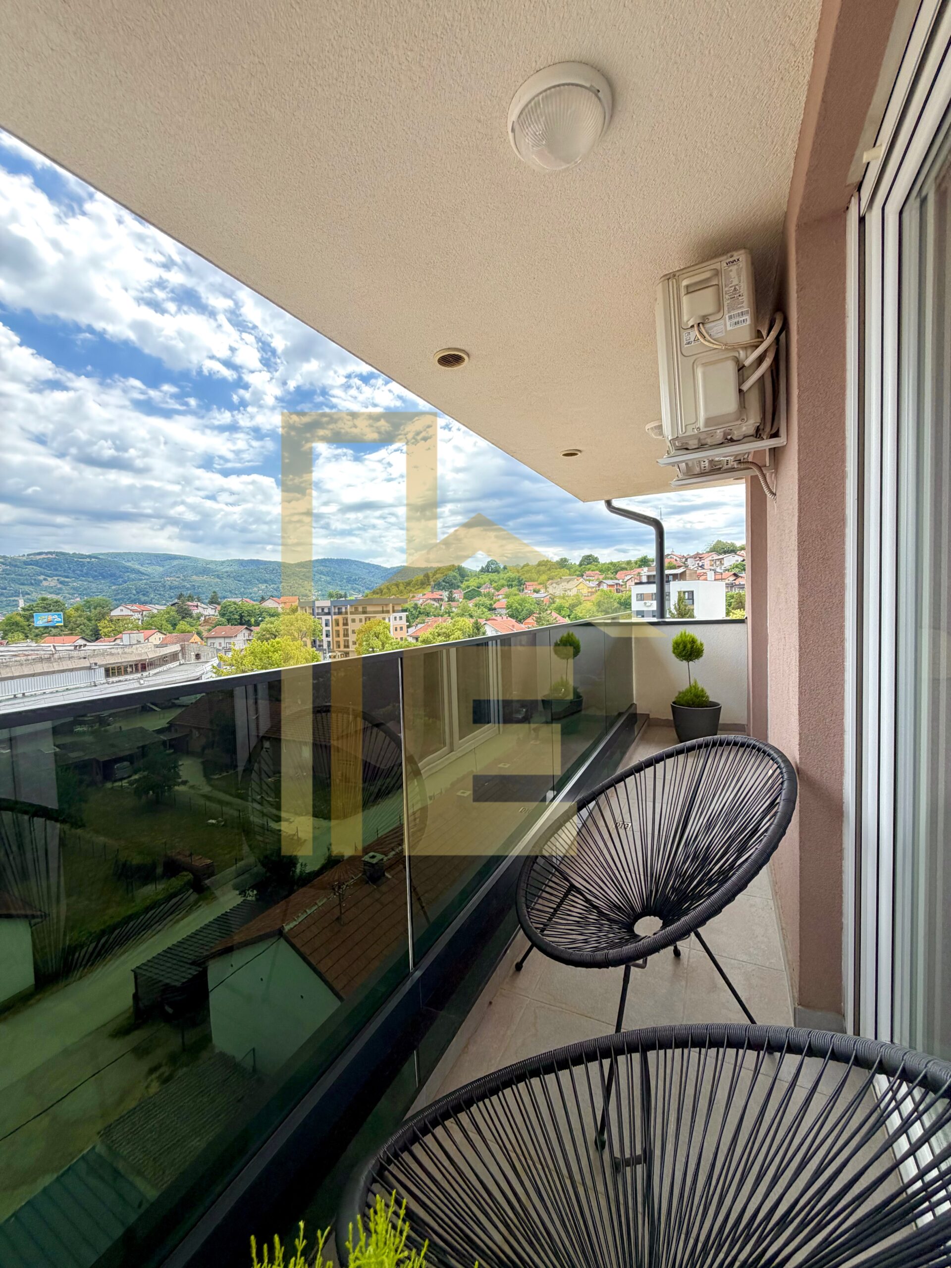 Na prodaju LUX četverosoban stan sa garažom, naselje Lauš slika 9
