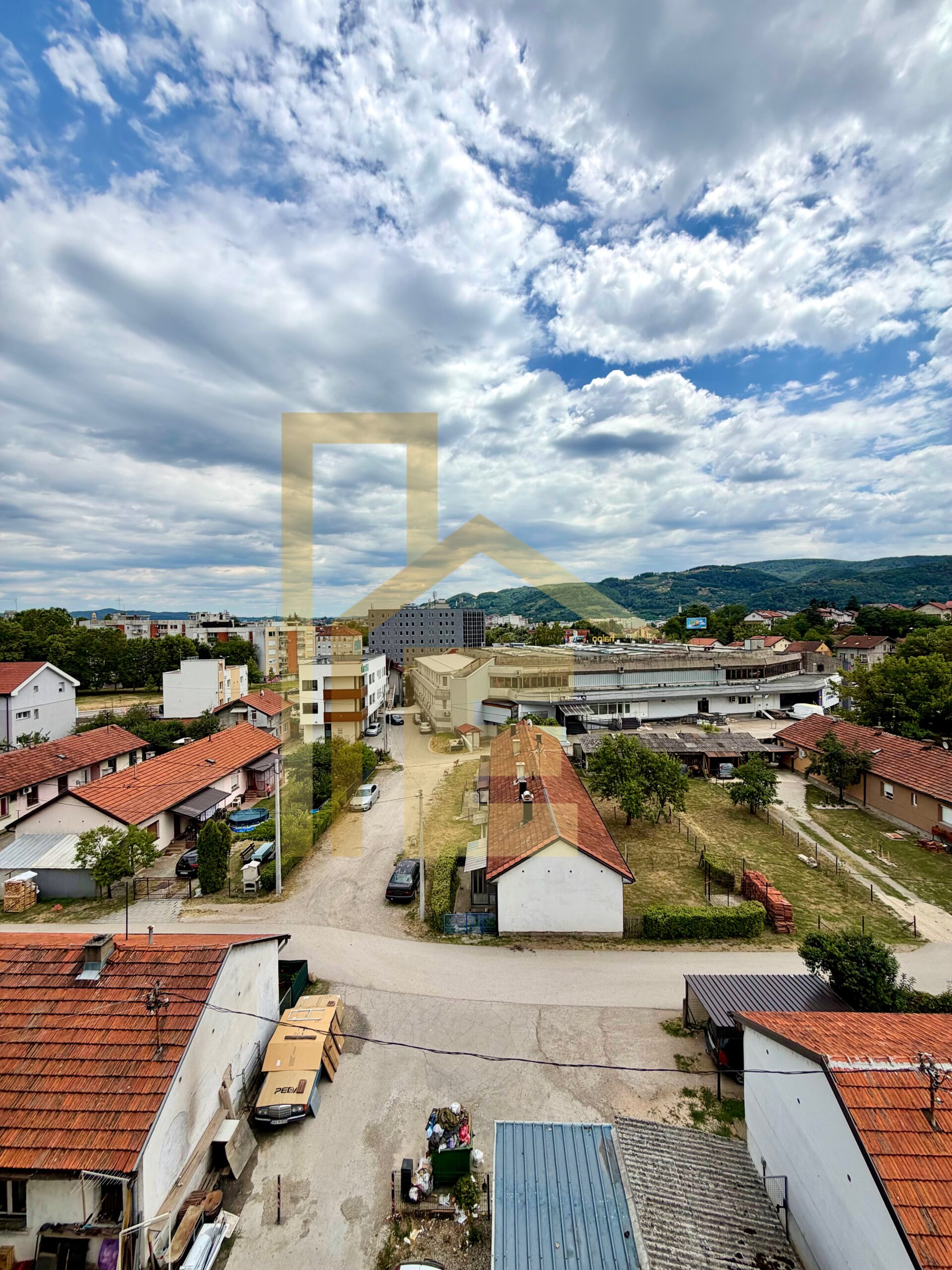 Na prodaju LUX četverosoban stan sa garažom, naselje Lauš slika 8