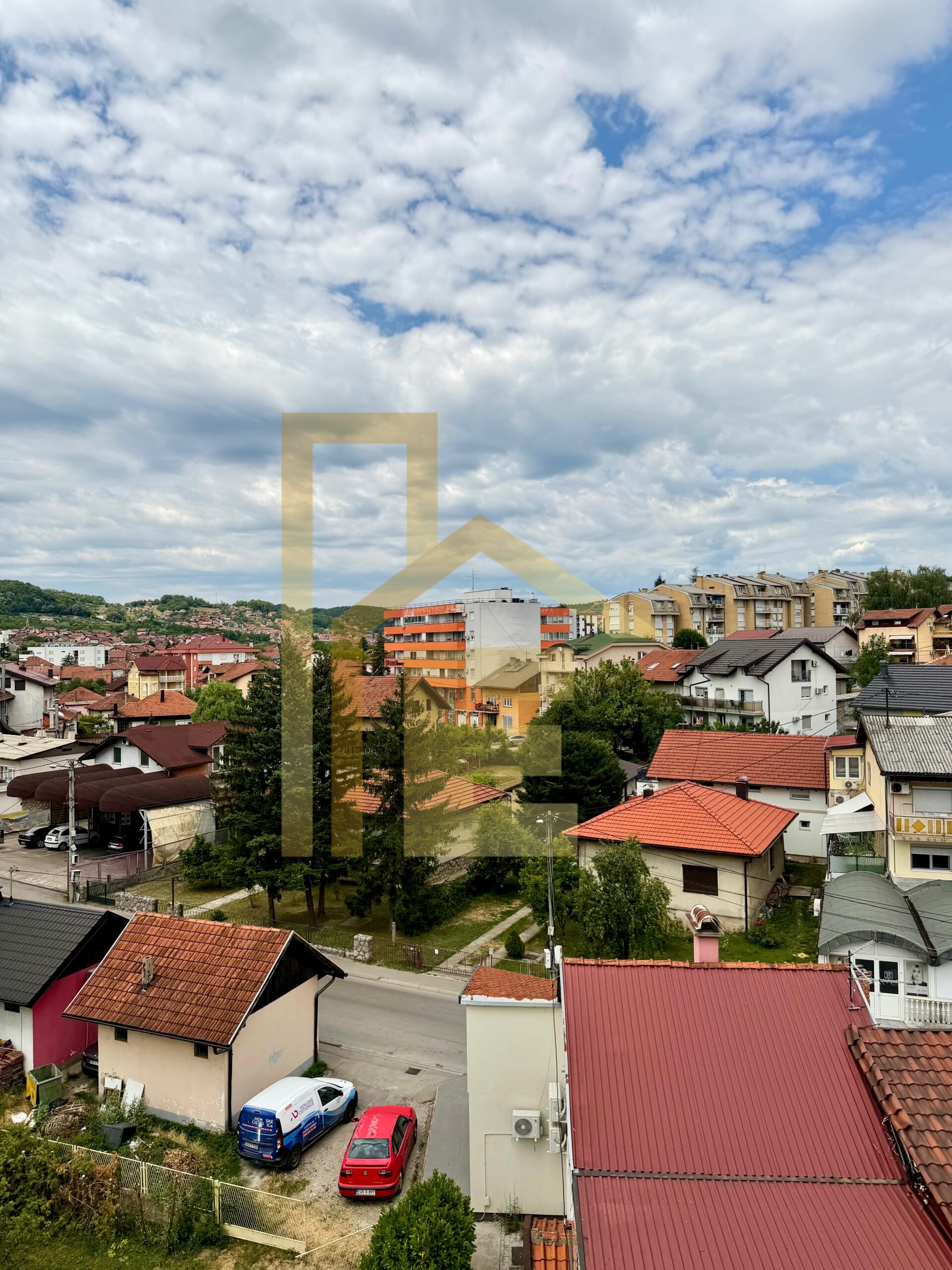 Na prodaju LUX četverosoban stan sa garažom, naselje Lauš slika 24