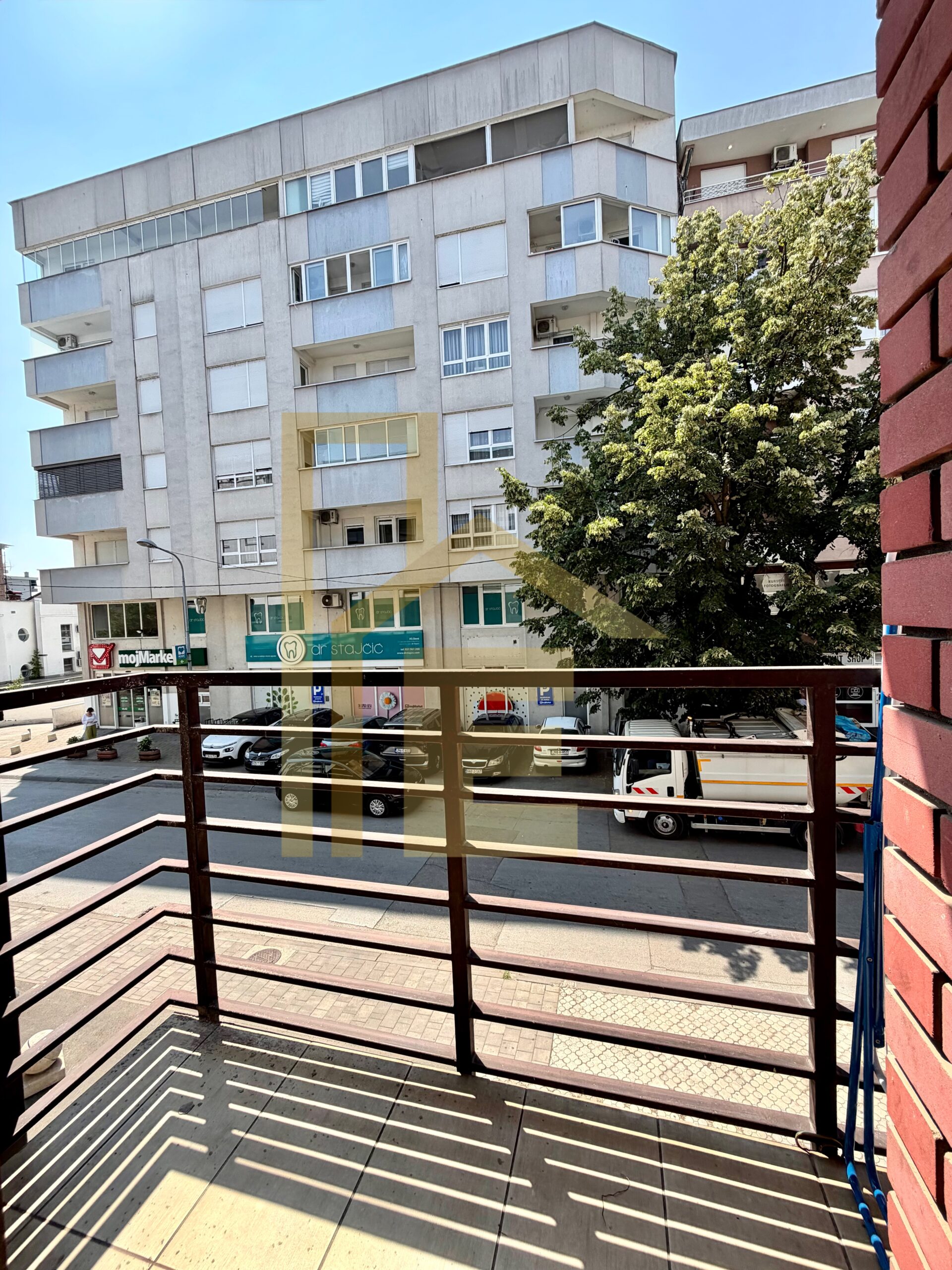Iznajmljujemo komforan dvosoban stan sa parking mjestom, Centar slika 19