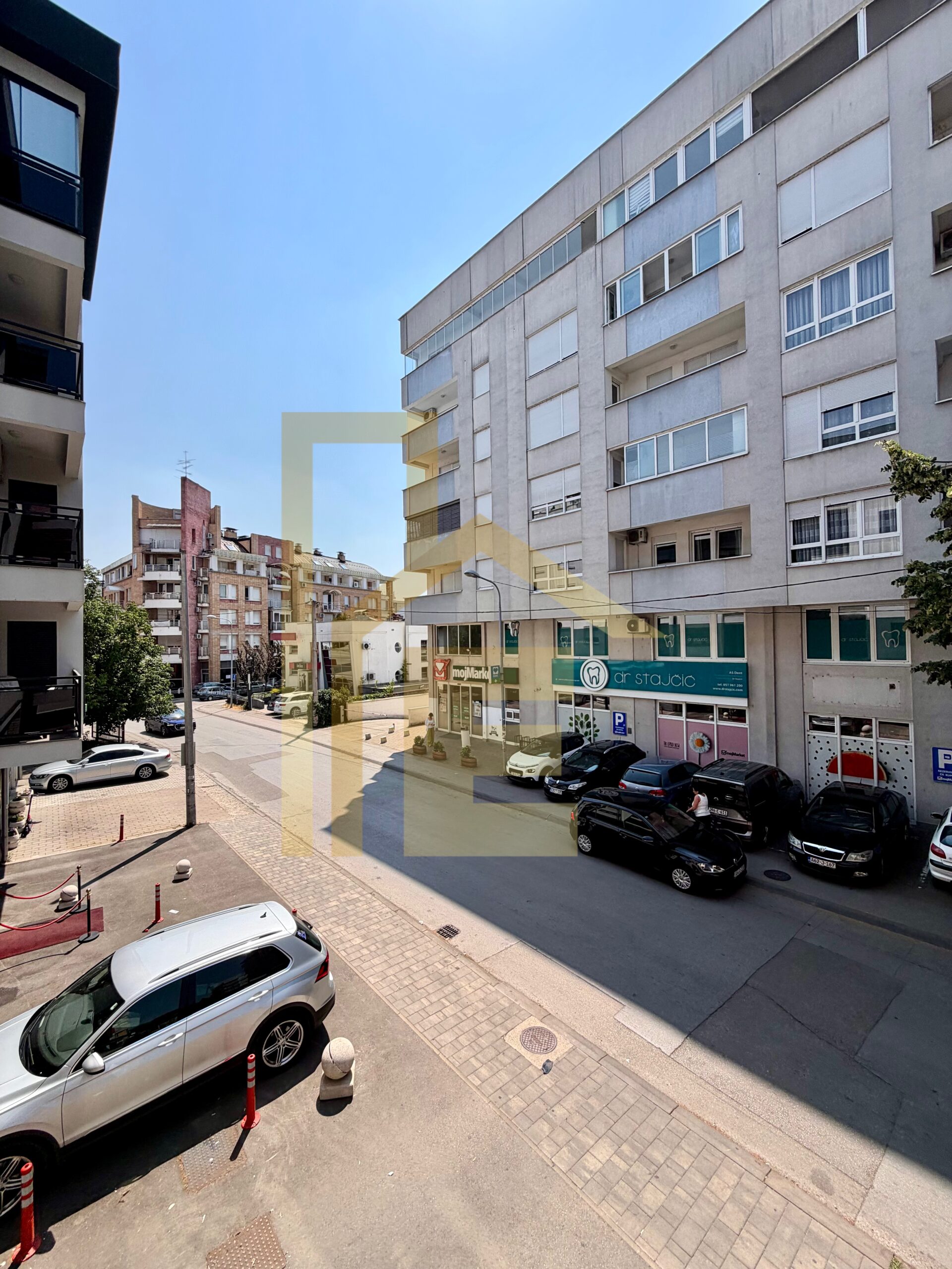 Iznajmljujemo komforan dvosoban stan sa parking mjestom, Centar slika 18