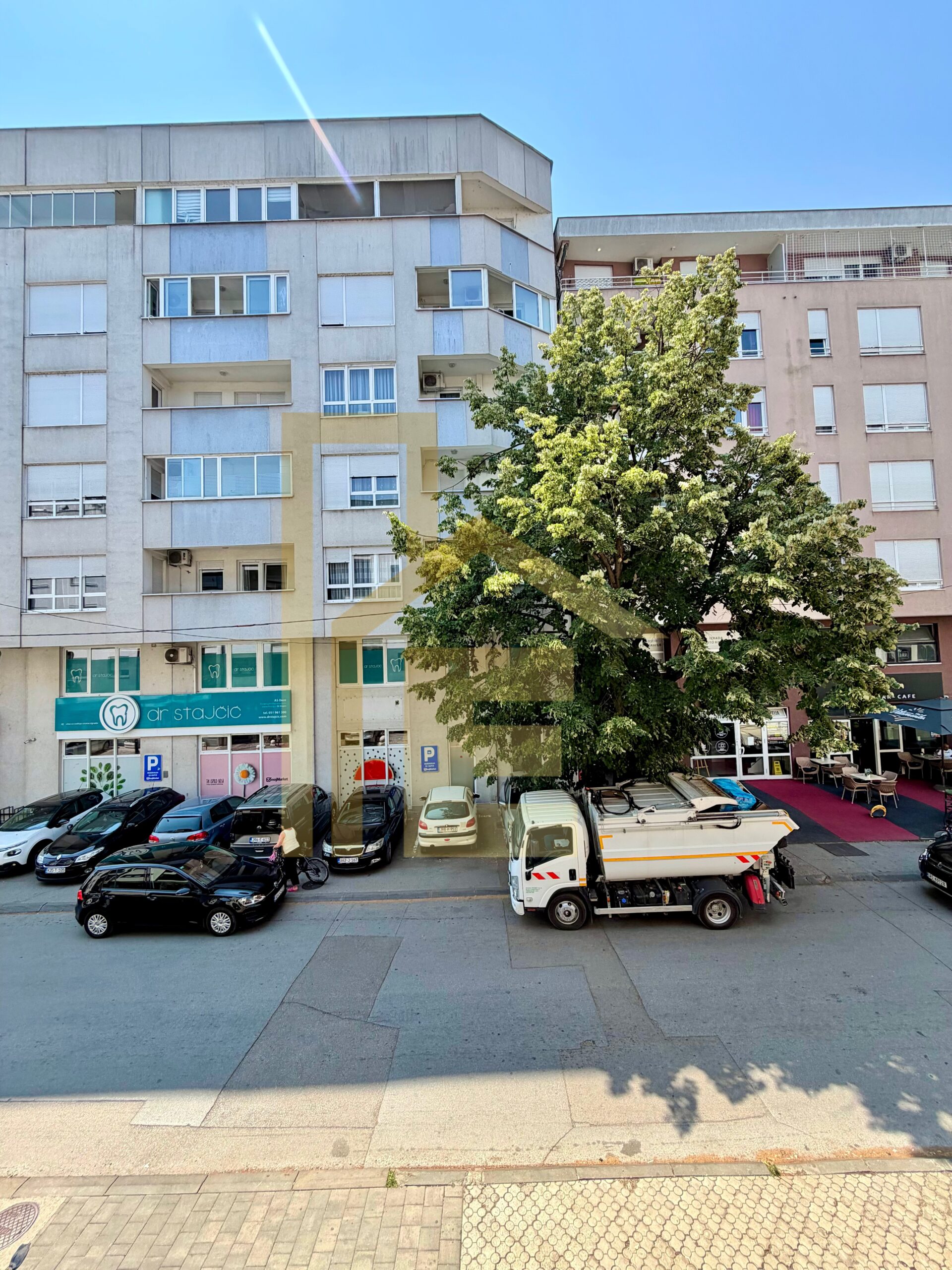 Iznajmljujemo komforan dvosoban stan sa parking mjestom, Centar slika 21