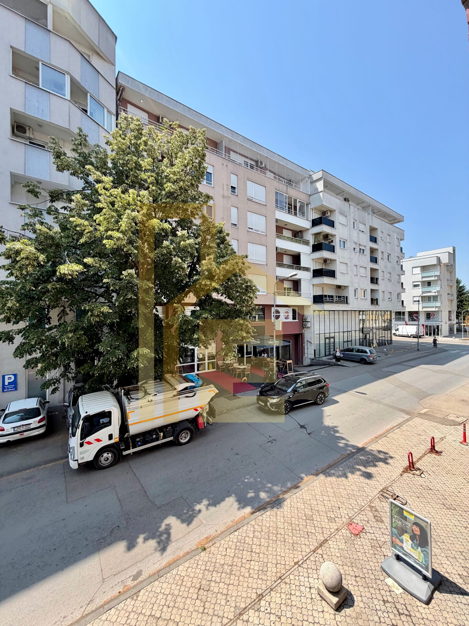 Iznajmljujemo komforan dvosoban stan sa parking mjestom, Centar slika 22