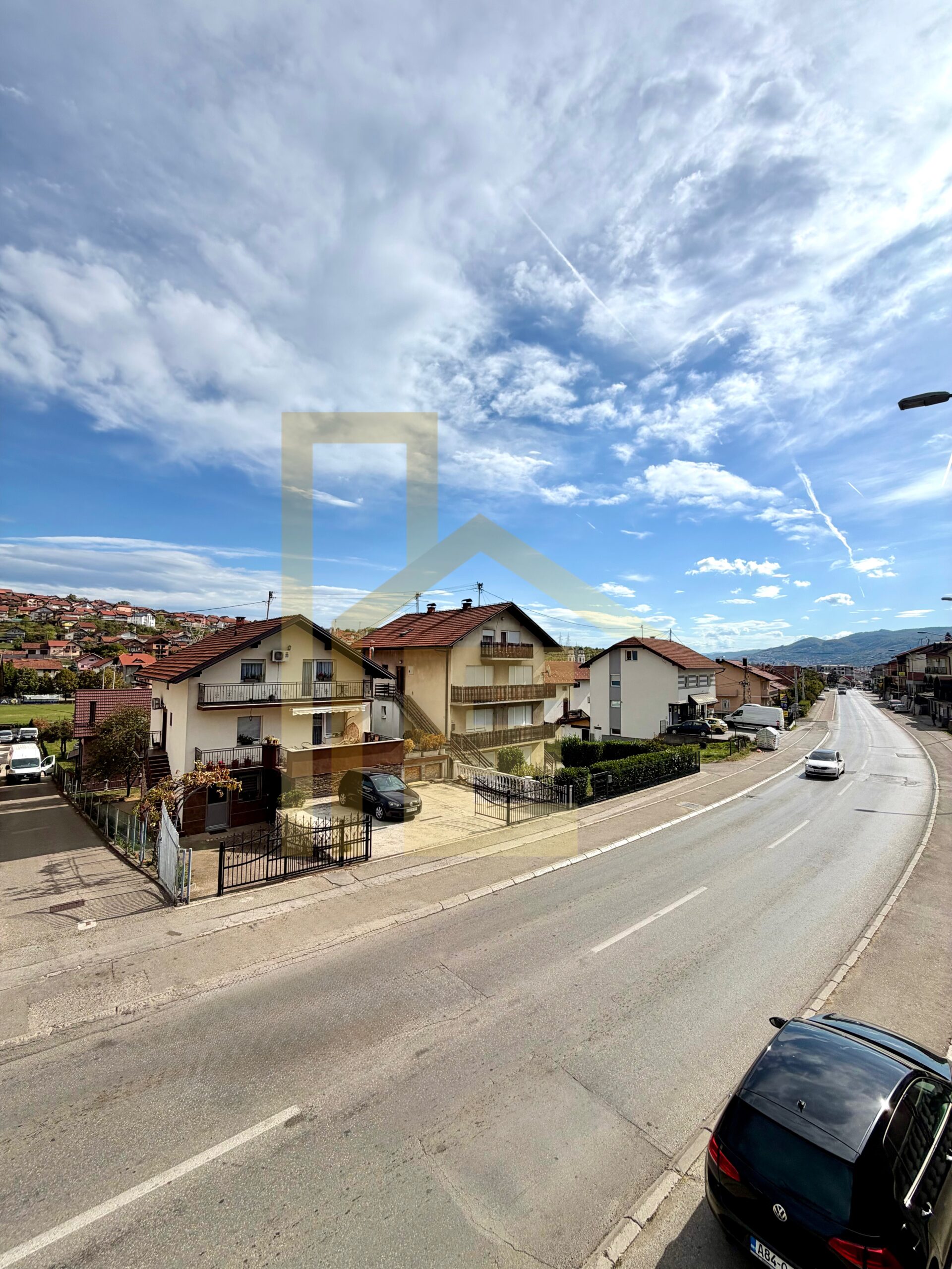 Dvosoban stan 700 KM SA REŽIJAMA, naselje Lauš slika 18