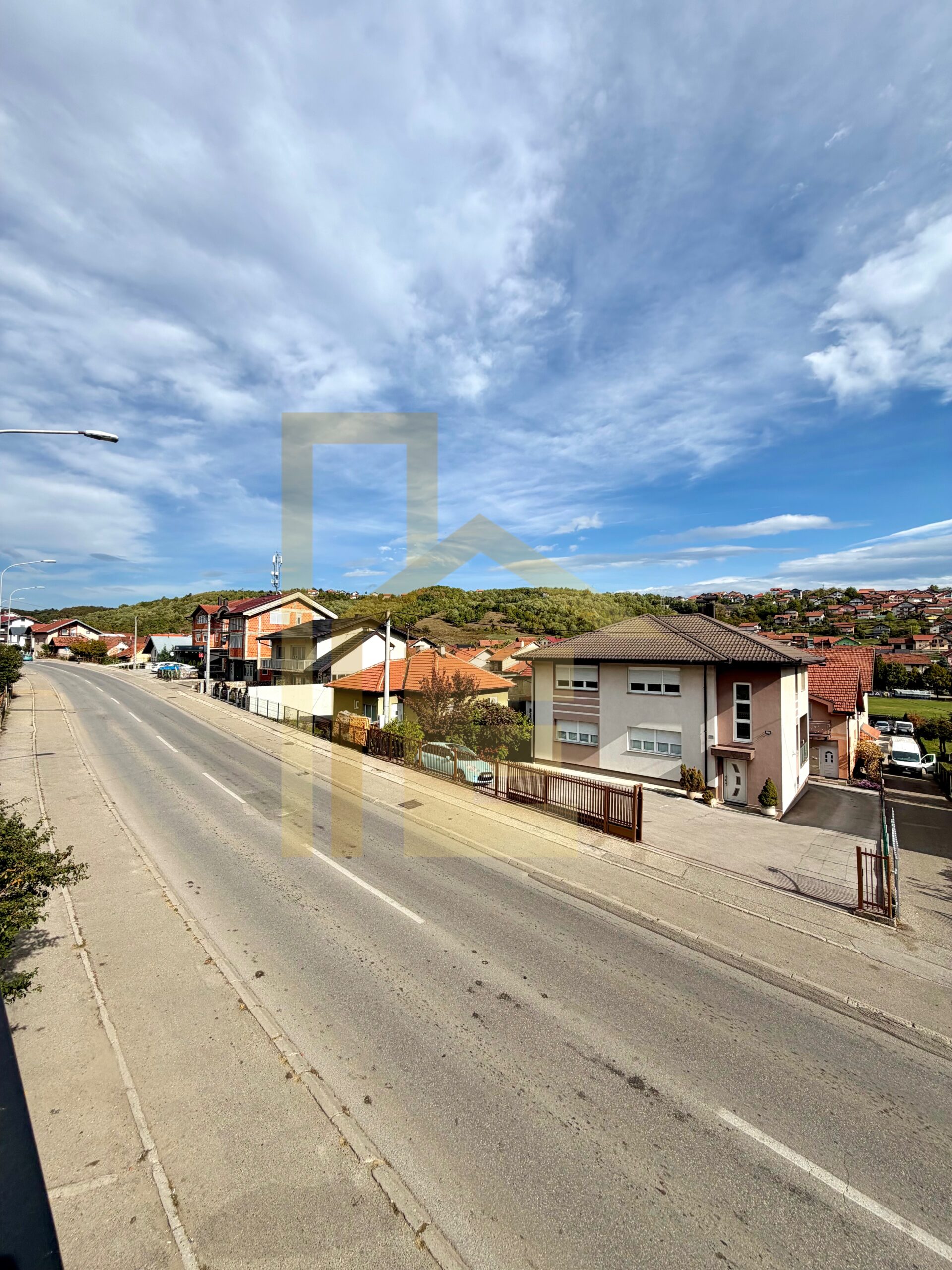 Dvosoban stan 700 KM SA REŽIJAMA, naselje Lauš slika 19