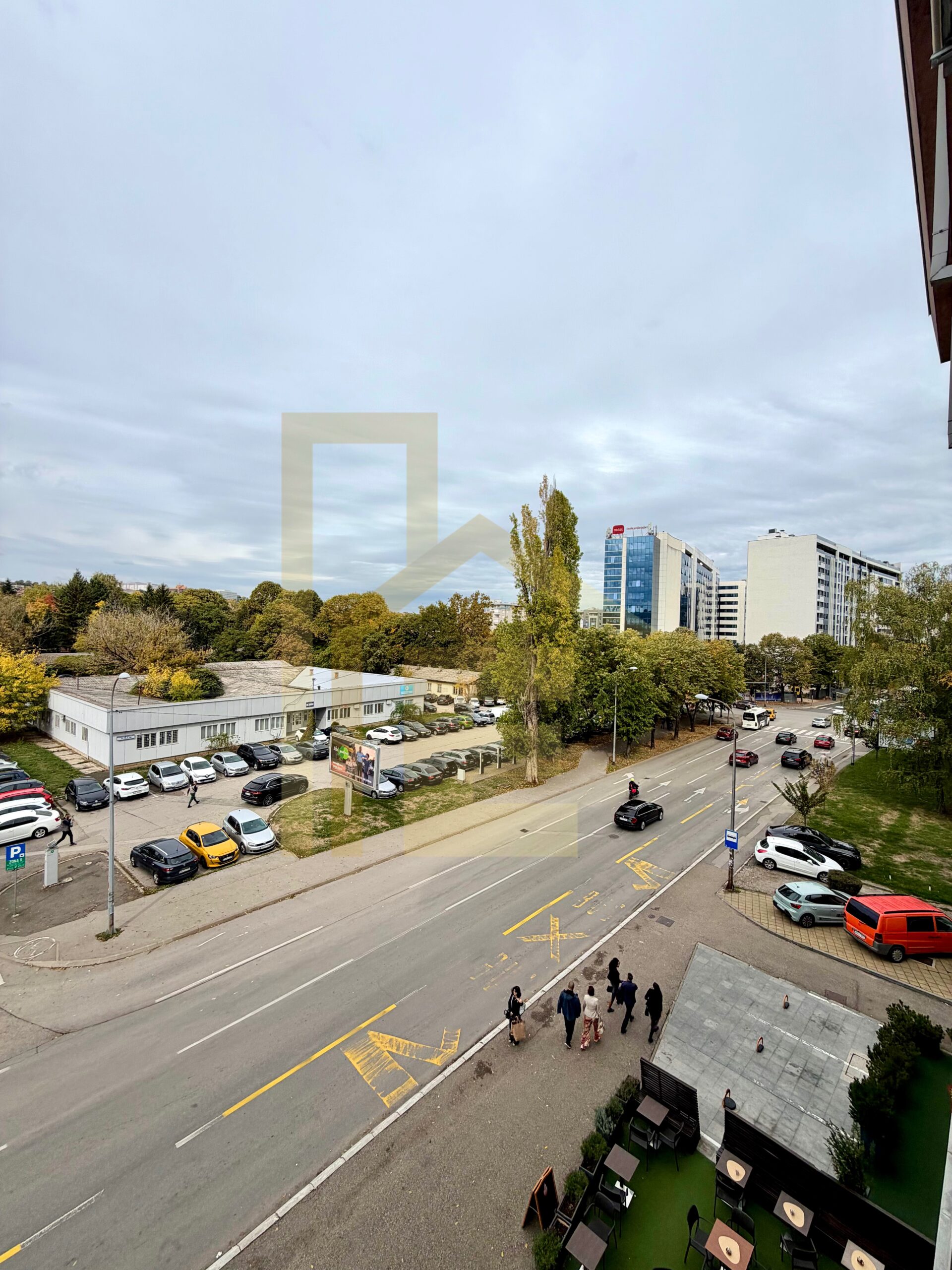 Na prodaju trosoban stan u Centru grada slika 23